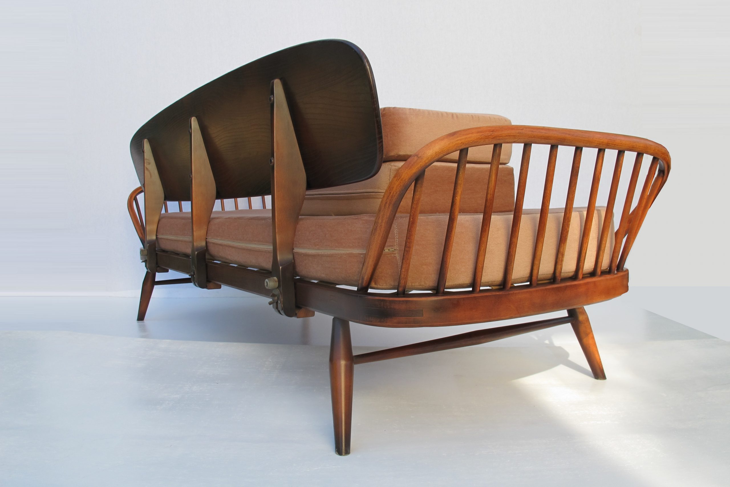 Ercol Lounge Sofa Day Bed. Parker Vintage Lounge. Vintage Sofa. Retro Chair