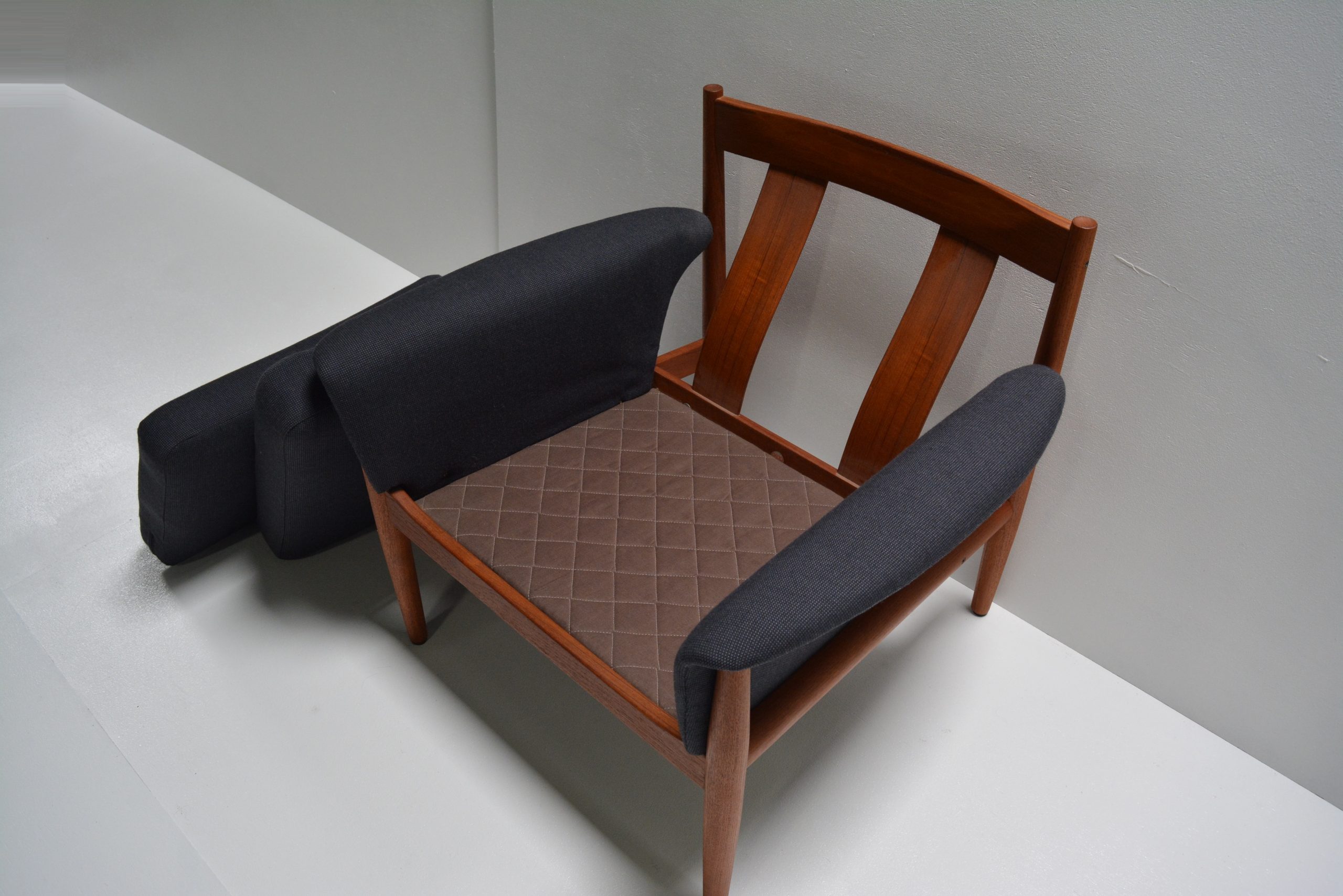 Danish-finn-juhl-grand-danois-cado-france-and-sons-vintage-parker-chair-9