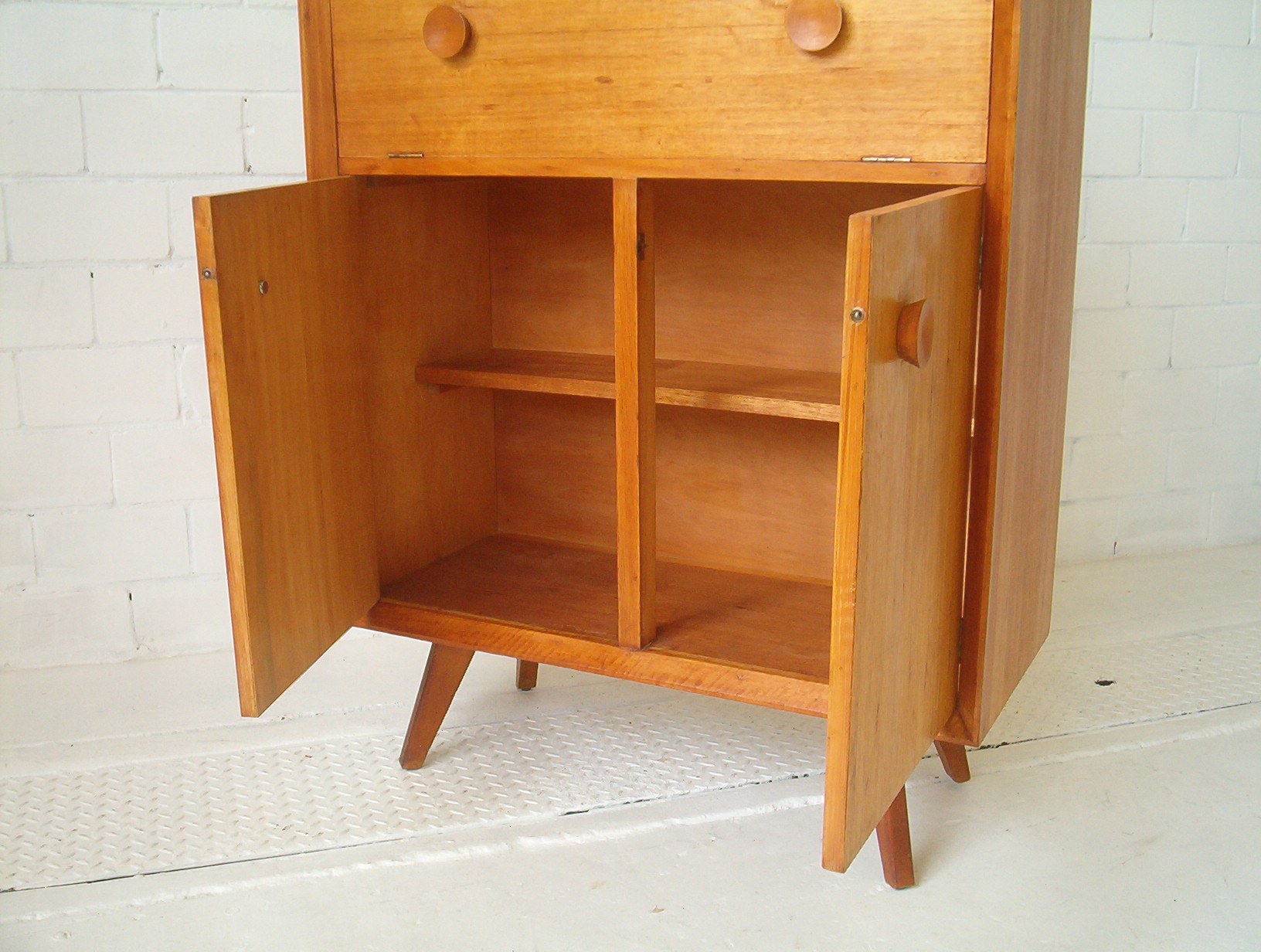 summertone-cabinet-sideboard-maple-1950's-vintage-retro-douglas-snelling-feathertson-era7