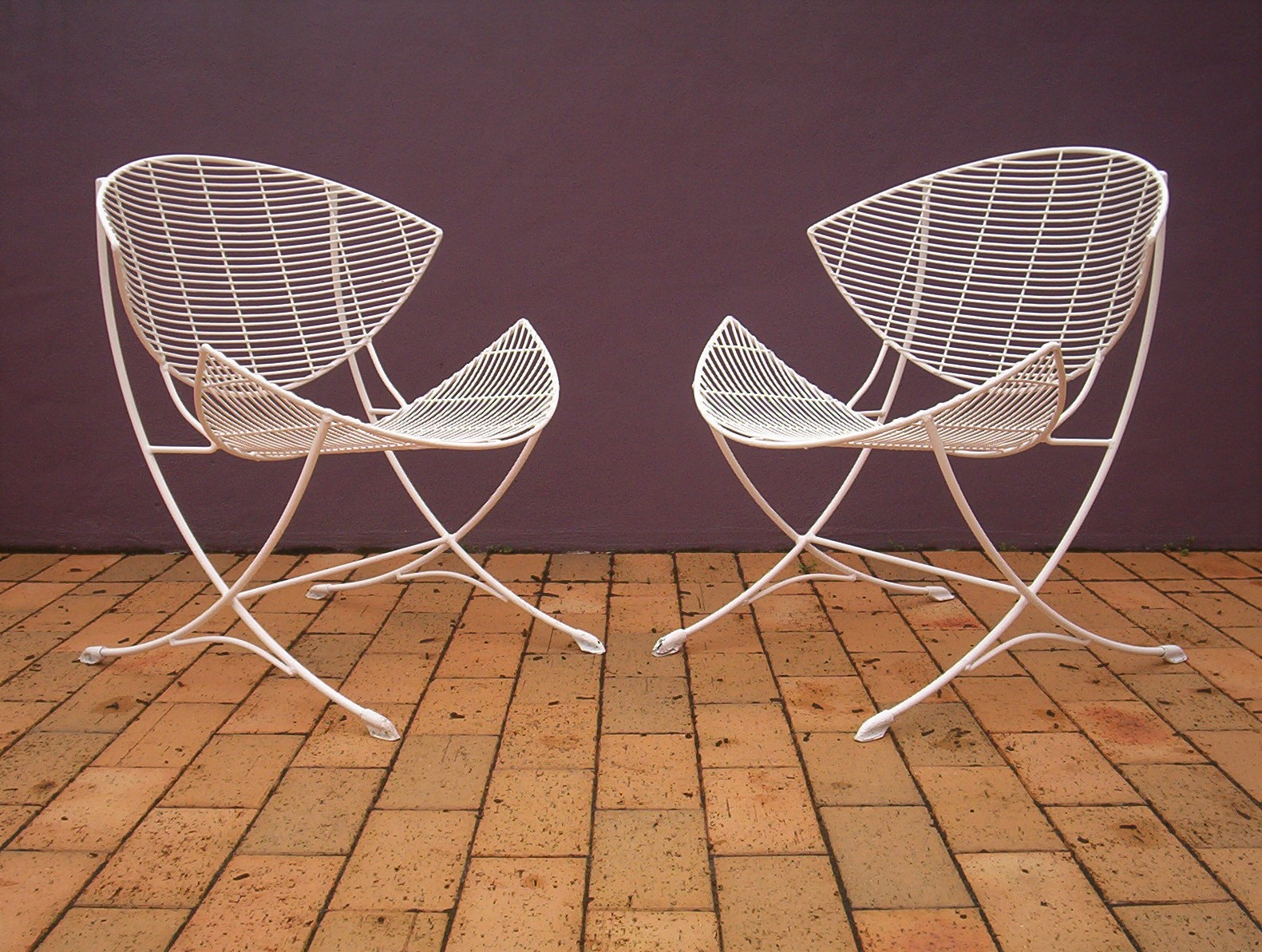 breotex-outdoor-vintage-wire-satellite-chairs-1950s-retro-bertoia-era-patio-setting-3