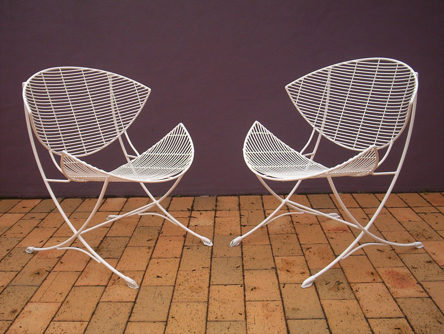 breotex-outdoor-vintage-wire-satellite-chairs-1950's-retro-bertoia-era-patio-setting.