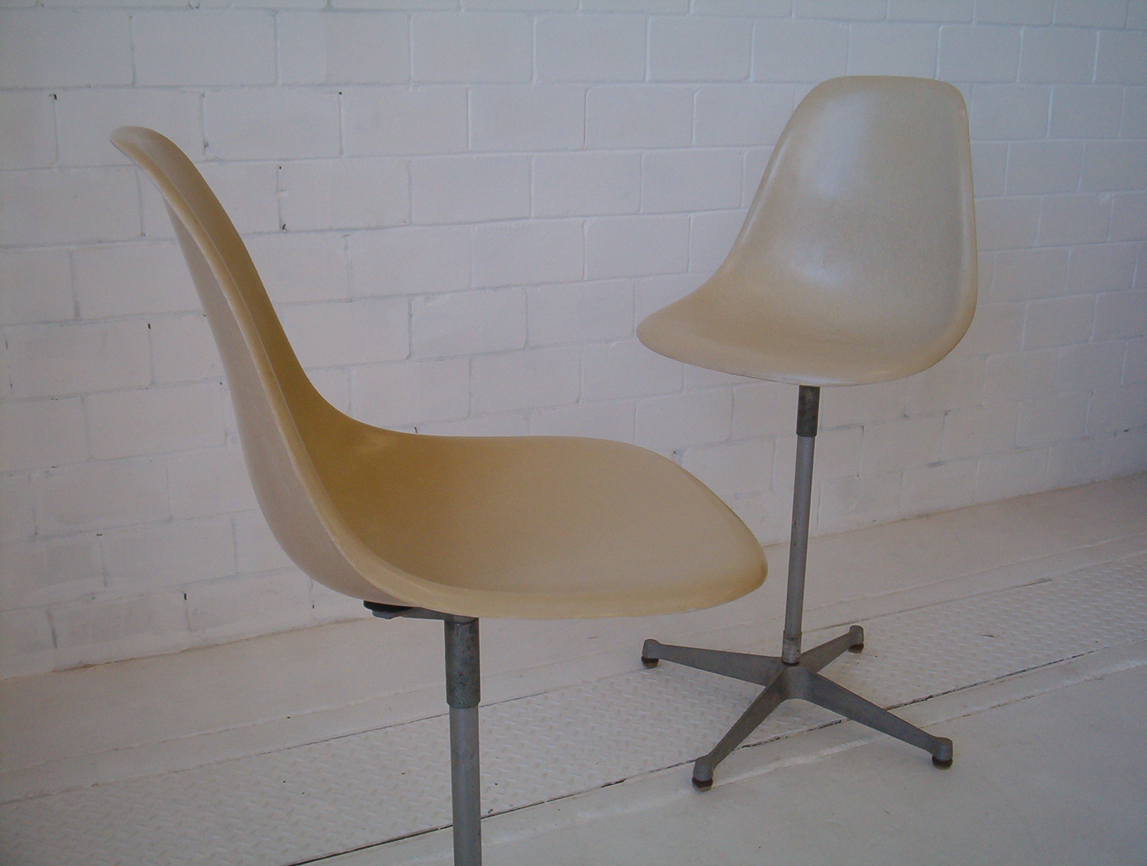eames-munnoch-herman-miller-fibreglass-bar-stools-chairs-aluminium-group-vintage-retro-4