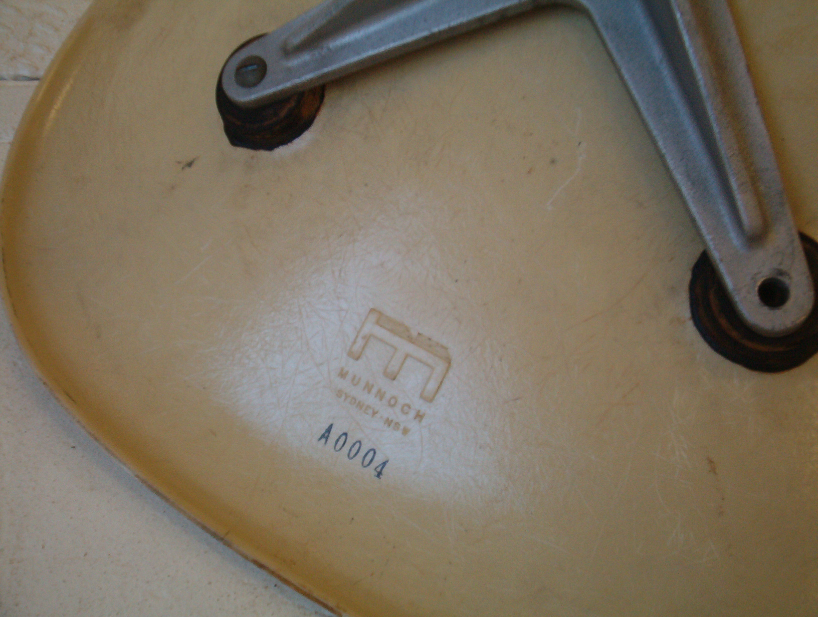 eames-munnoch-herman-miller-fibreglass-bar-stools-chairs-aluminium-group-vintage-retro-8