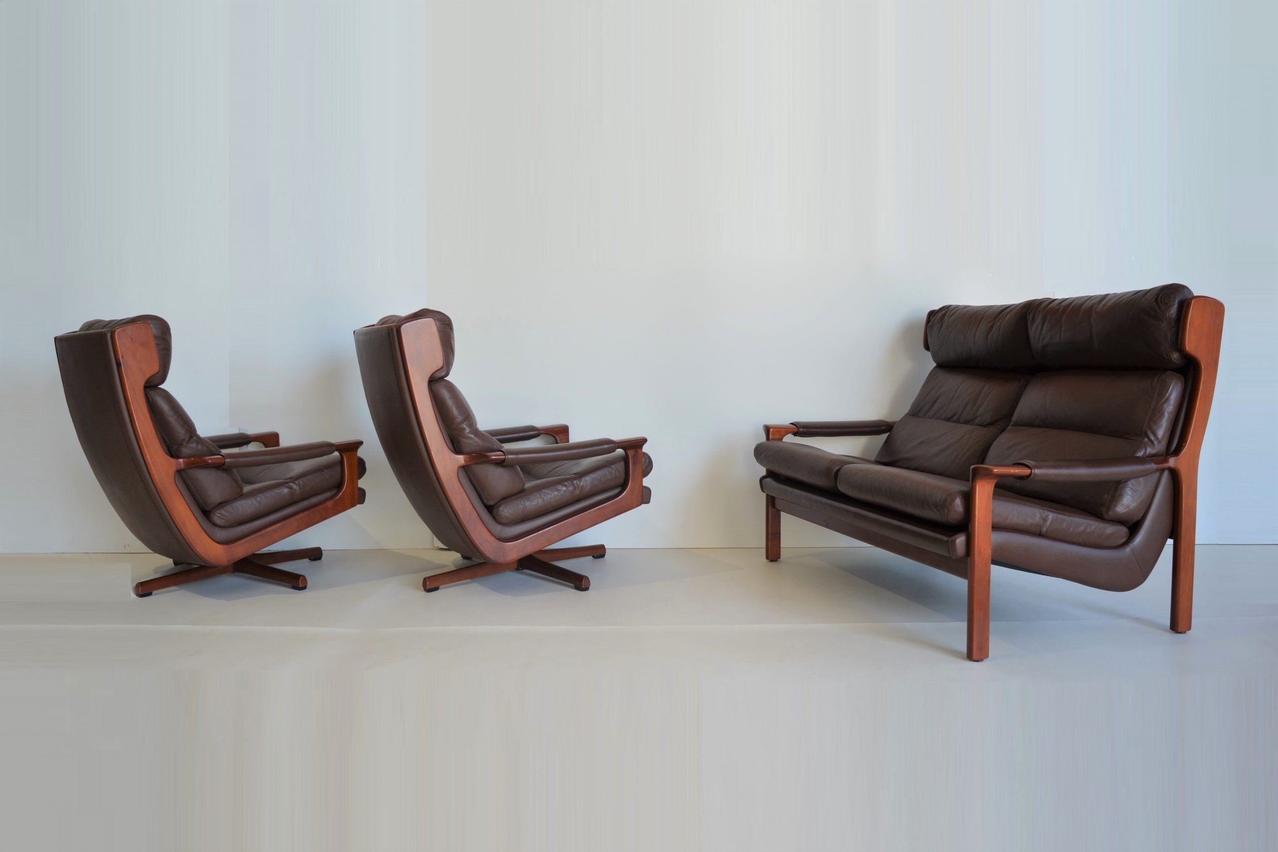 tessa-delmont-t21-vintage-full-grain-leather-lounge-swivel-chairs-retro-