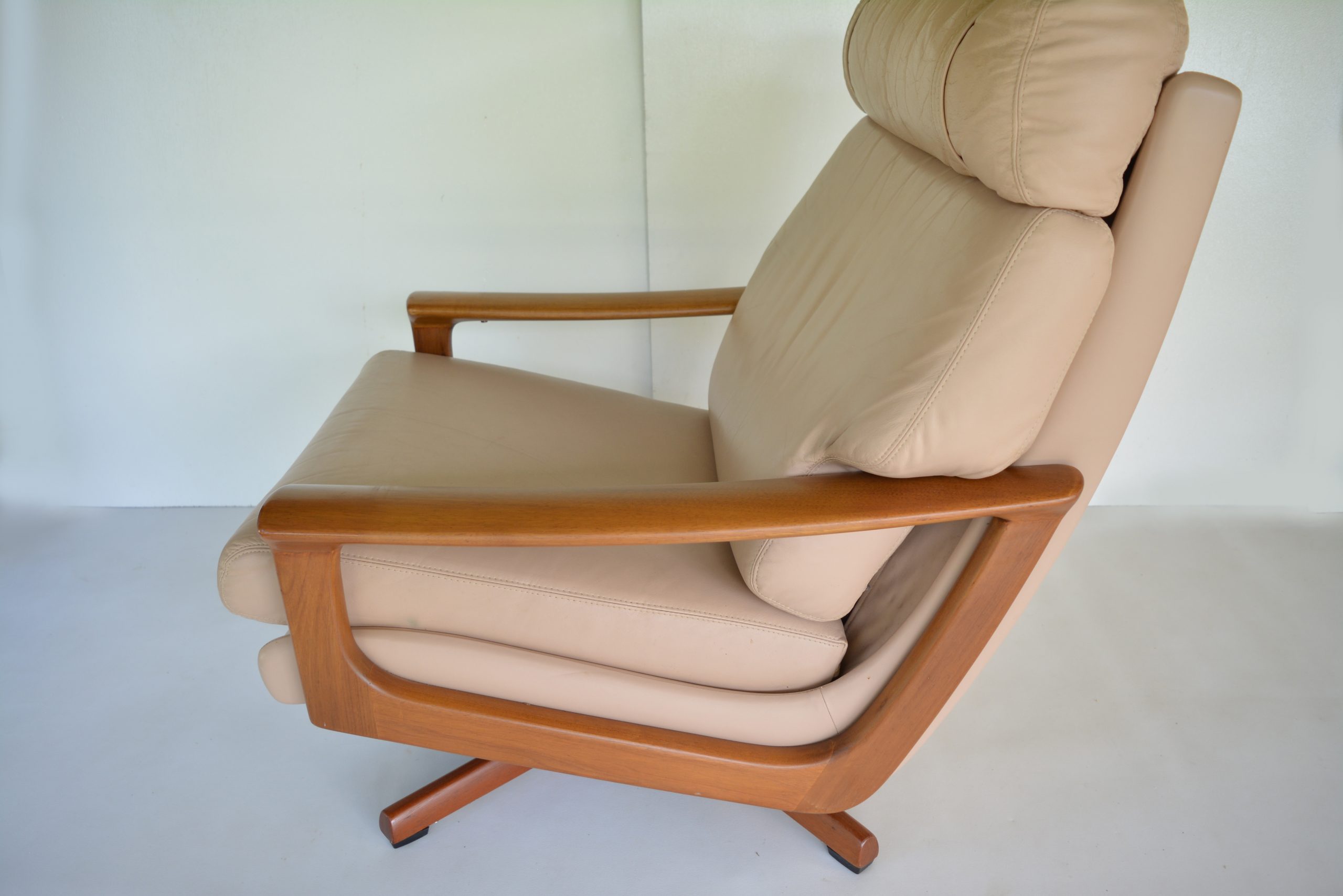 tessa-t21-leather-lounge-suite-vintage