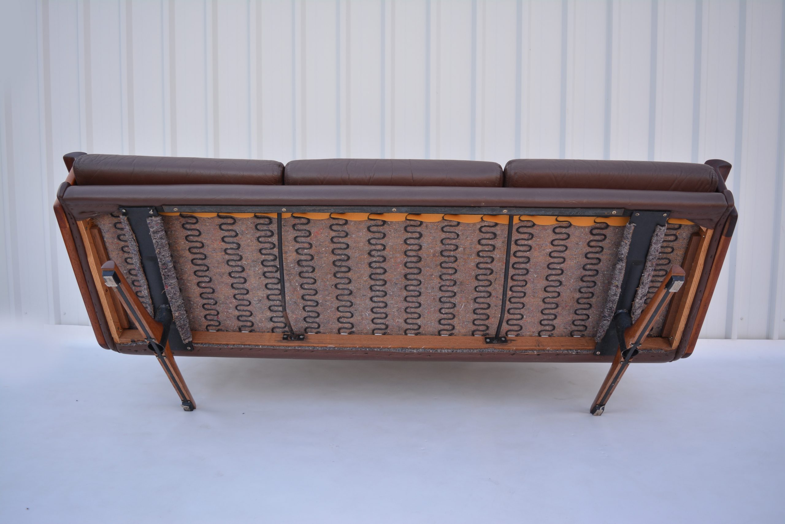 tessa-delmont-T21-sled-based-3-seater-sofa-vintage-full-grain-leather-T21 (10)