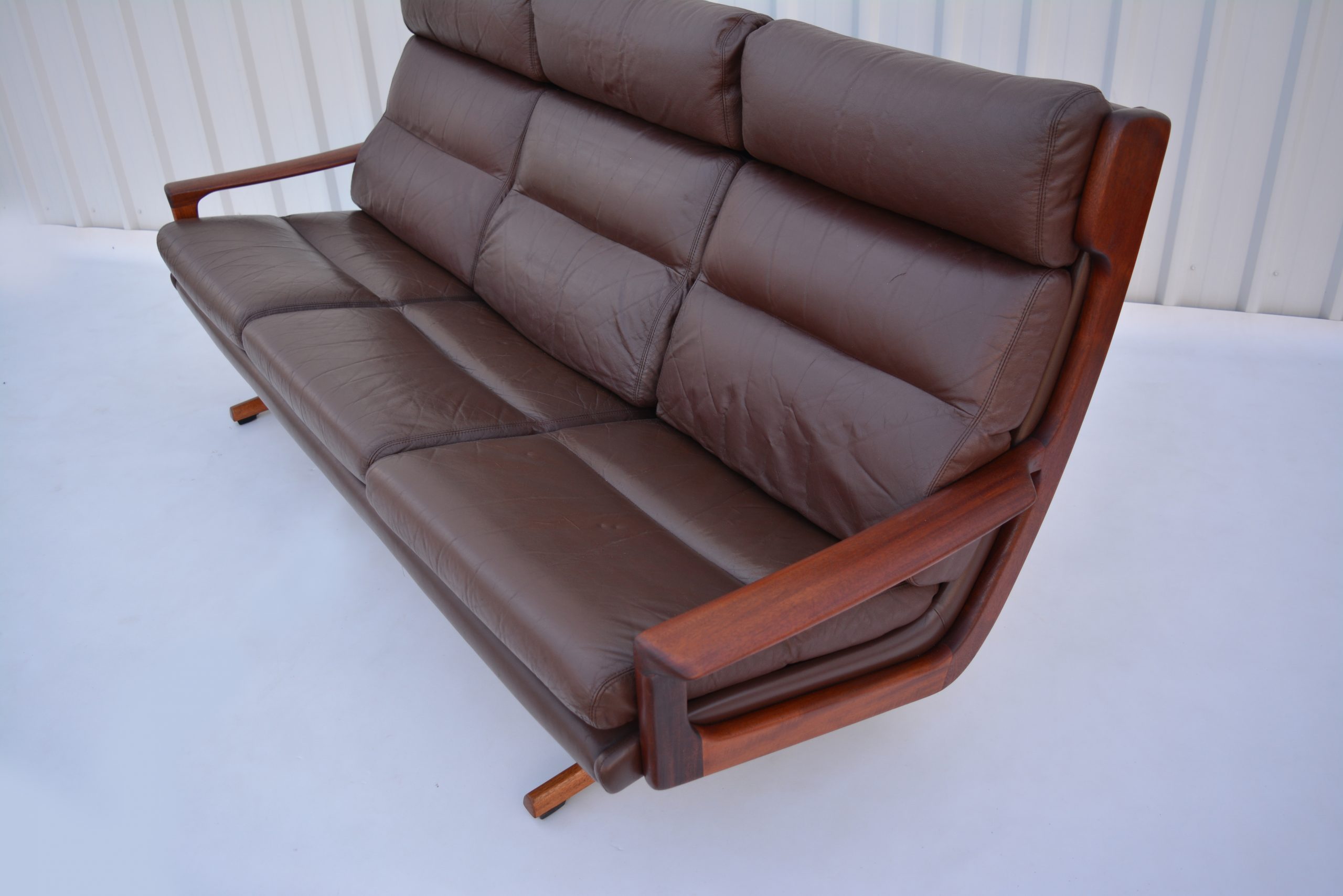 tessa-delmont-T21-sled-based-3-seater-sofa-vintage-full-grain-leather-T21 (13)