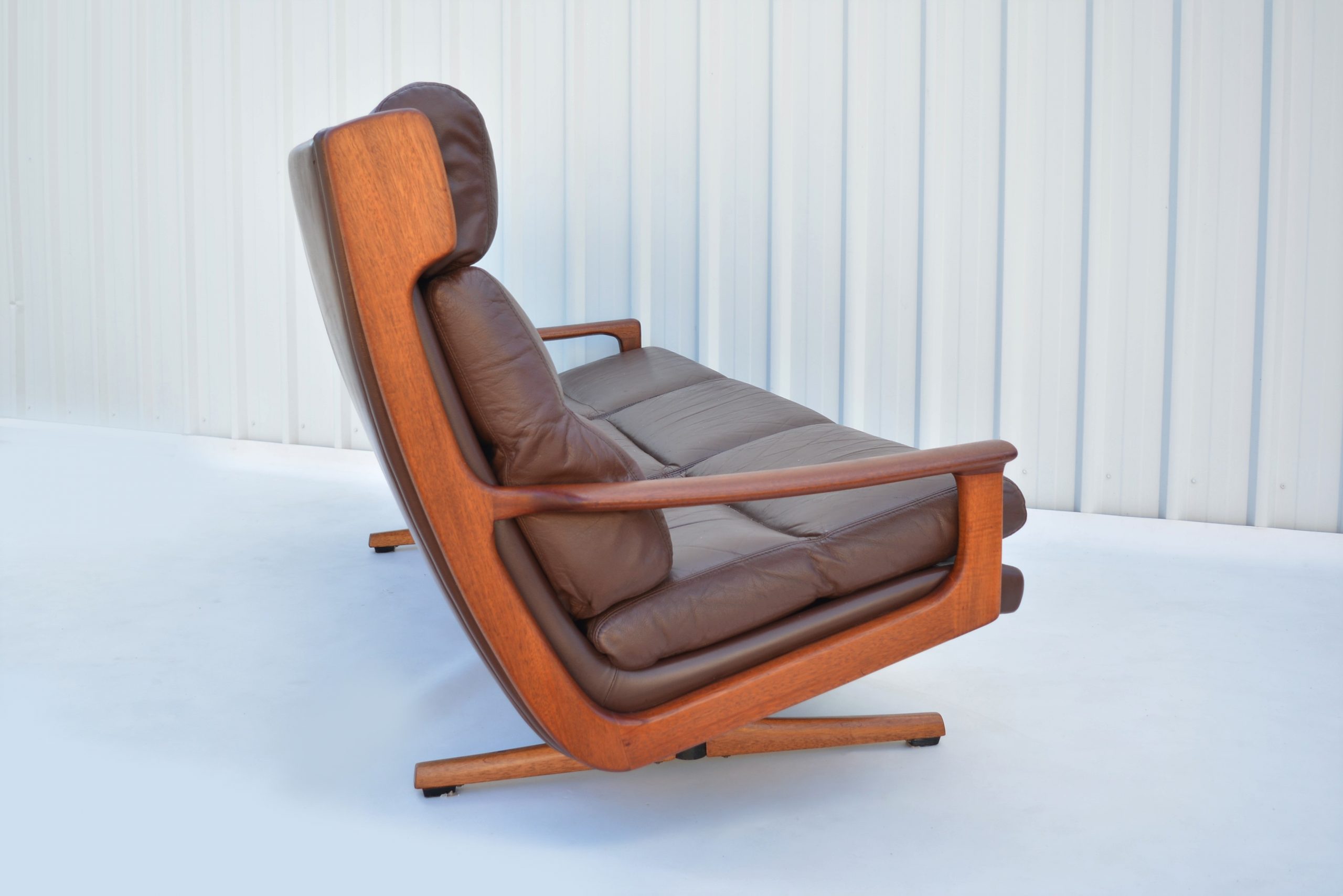 tessa-delmont-T21-sled-based-3-seater-sofa-vintage-full-grain-leather-T21 (18)