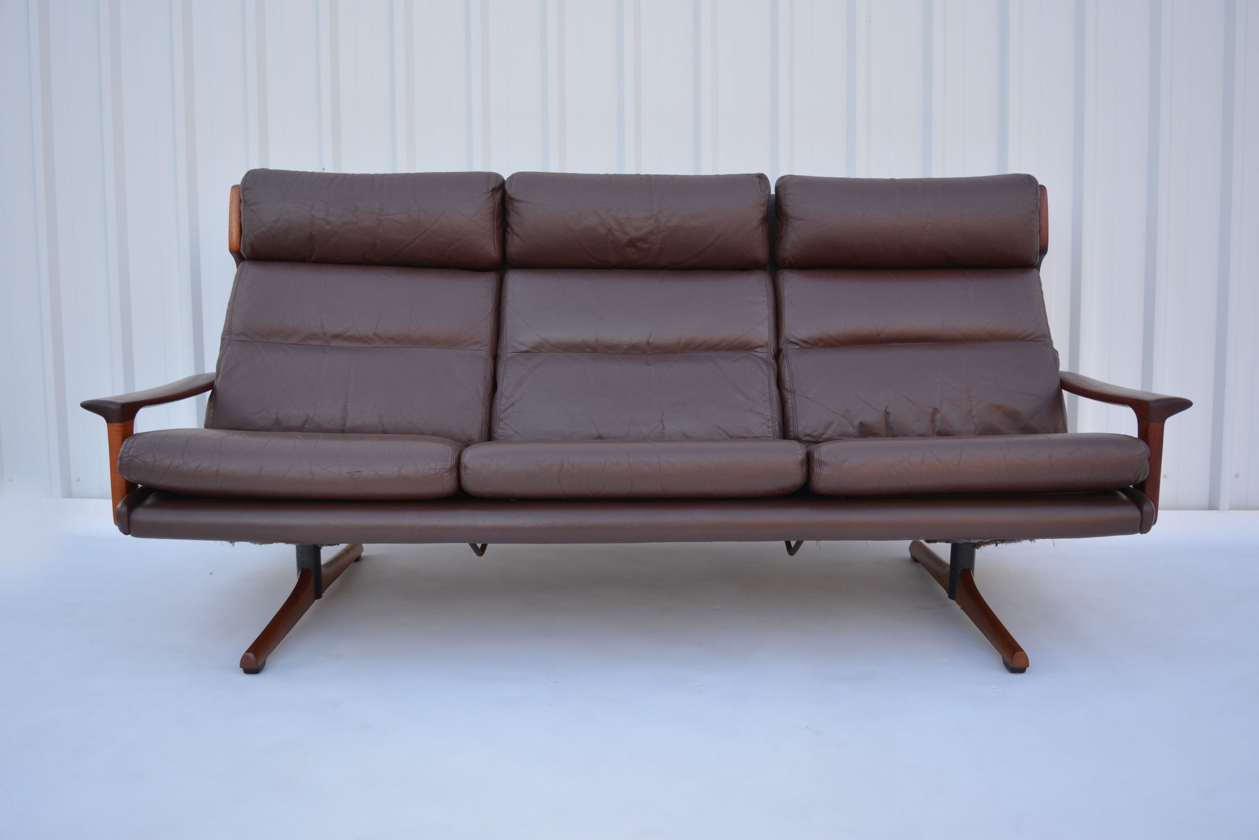 tessa-delmont-T21-sled-based-3-seater-sofa-vintage-full-grain-leather-T21 (4)