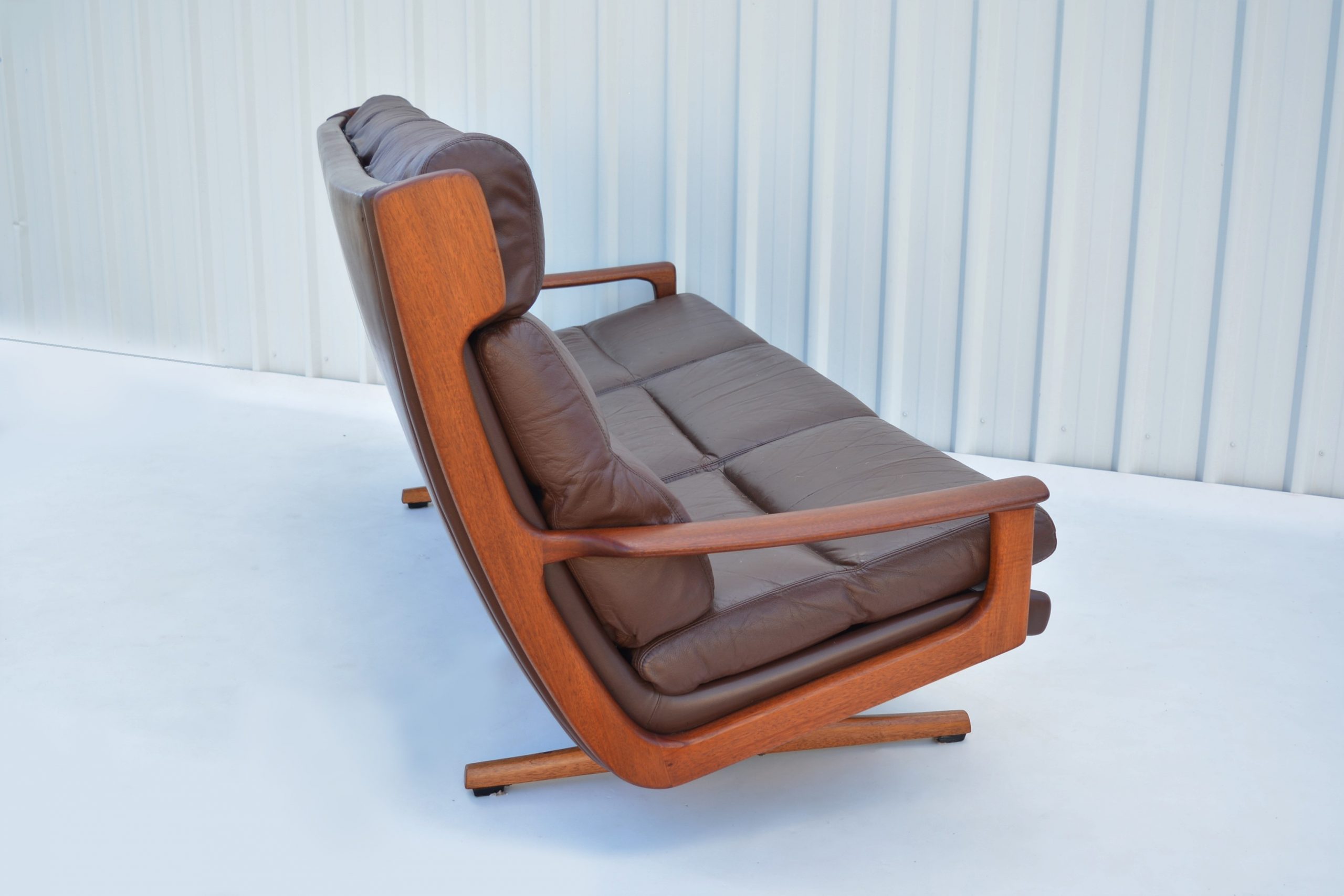 tessa-delmont-T21-sled-based-3-seater-sofa-vintage-full-grain-leather-T21