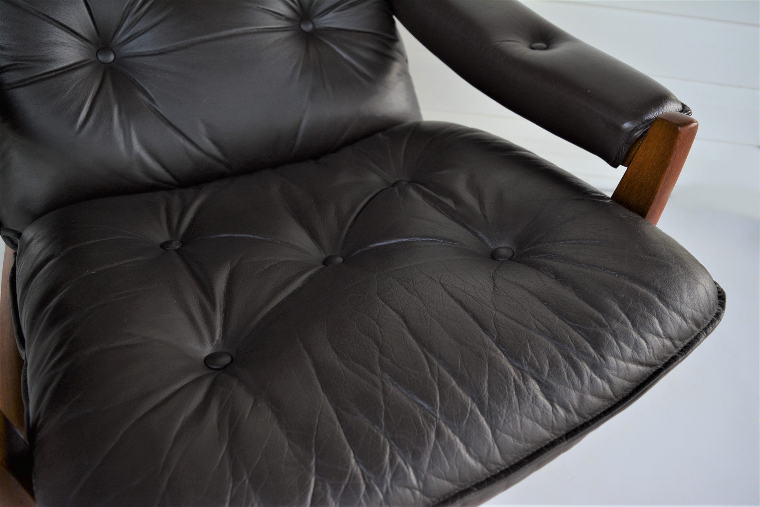 soda-galvano-tessa-t21-falcon-chair-norway-danish-era-vintage-leather-chair (11)