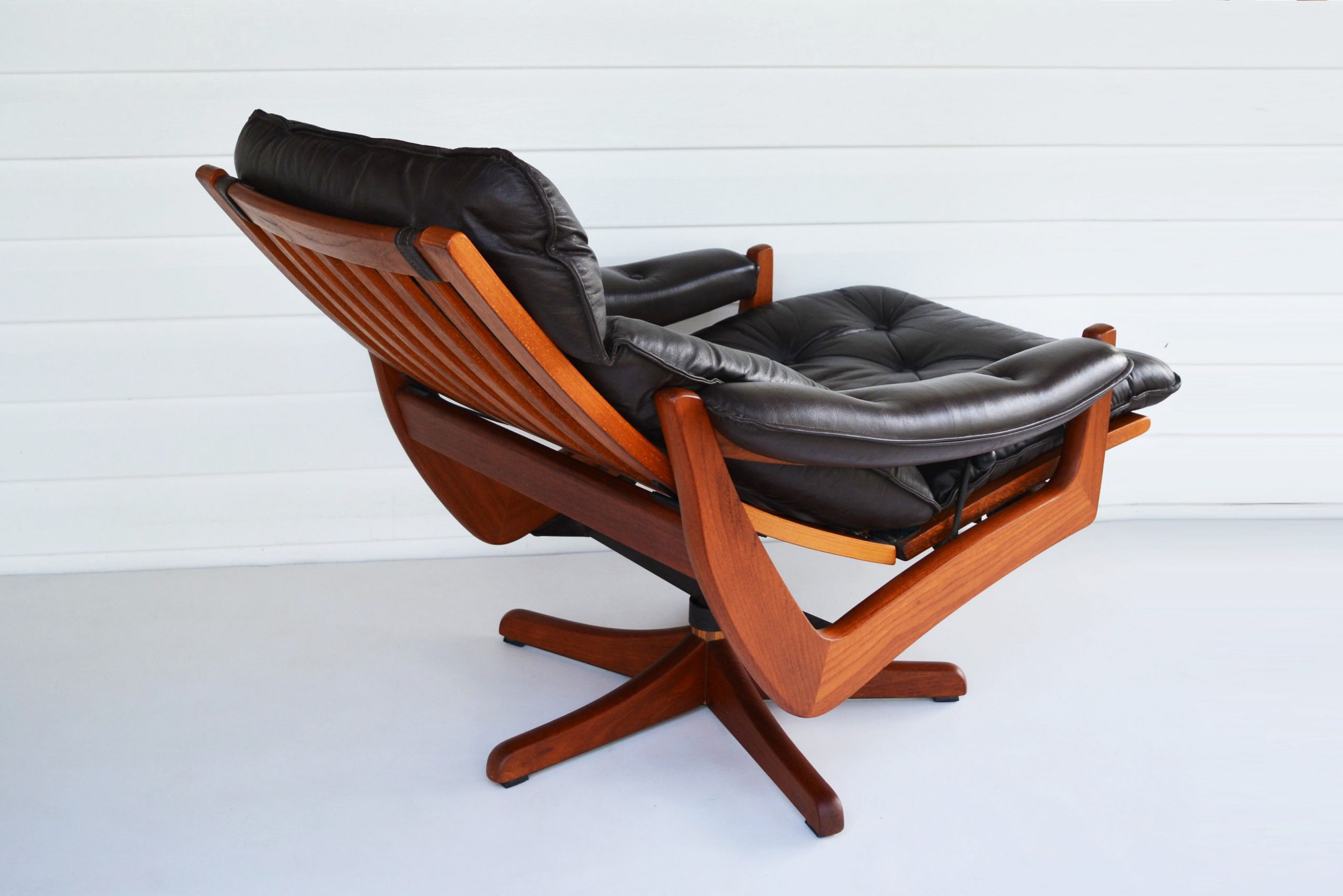 soda-galvano-tessa-t21-falcon-chair-norway-danish-era-vintage-leather-chair (12)