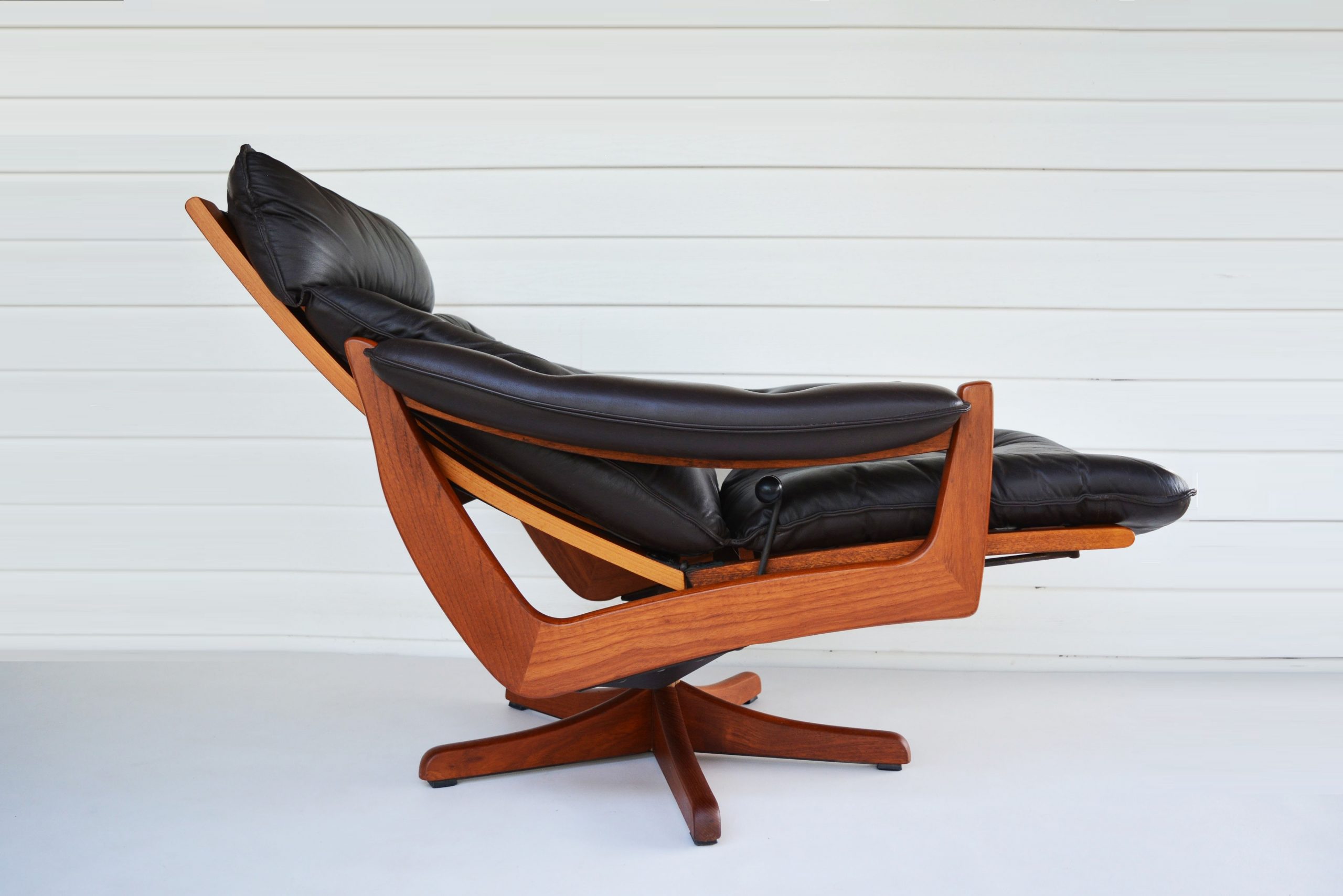 soda-galvano-tessa-t21-falcon-chair-norway-danish-era-vintage-leather-chair (2)