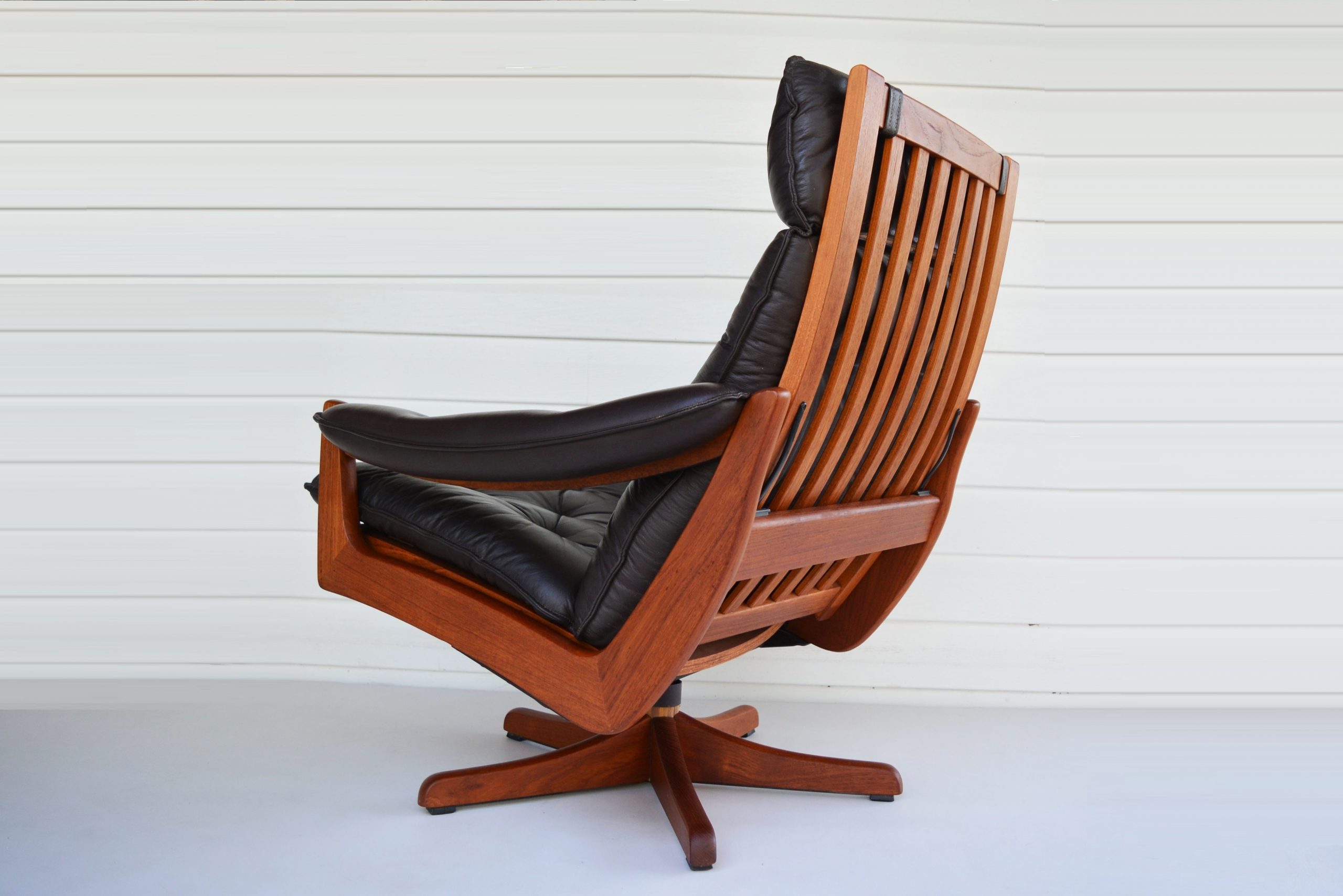 soda-galvano-tessa-t21-falcon-chair-norway-danish-era-vintage-leather-chair (5)