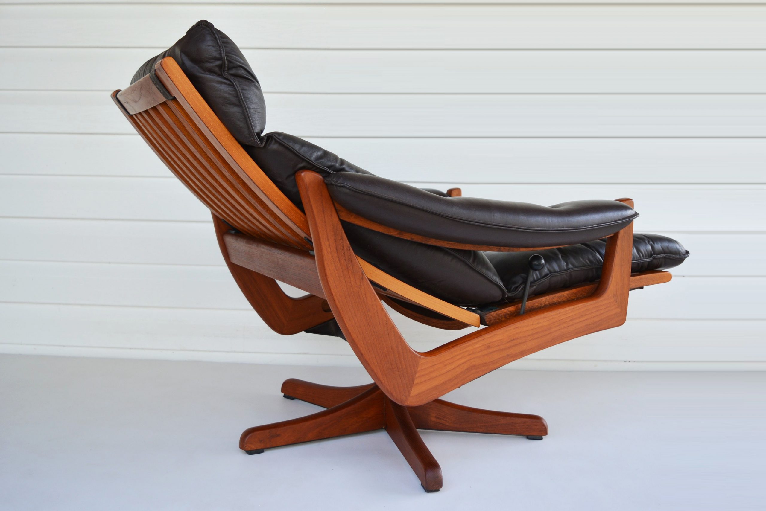 soda-galvano-tessa-t21-falcon-chair-norway-danish-era-vintage-leather-chair