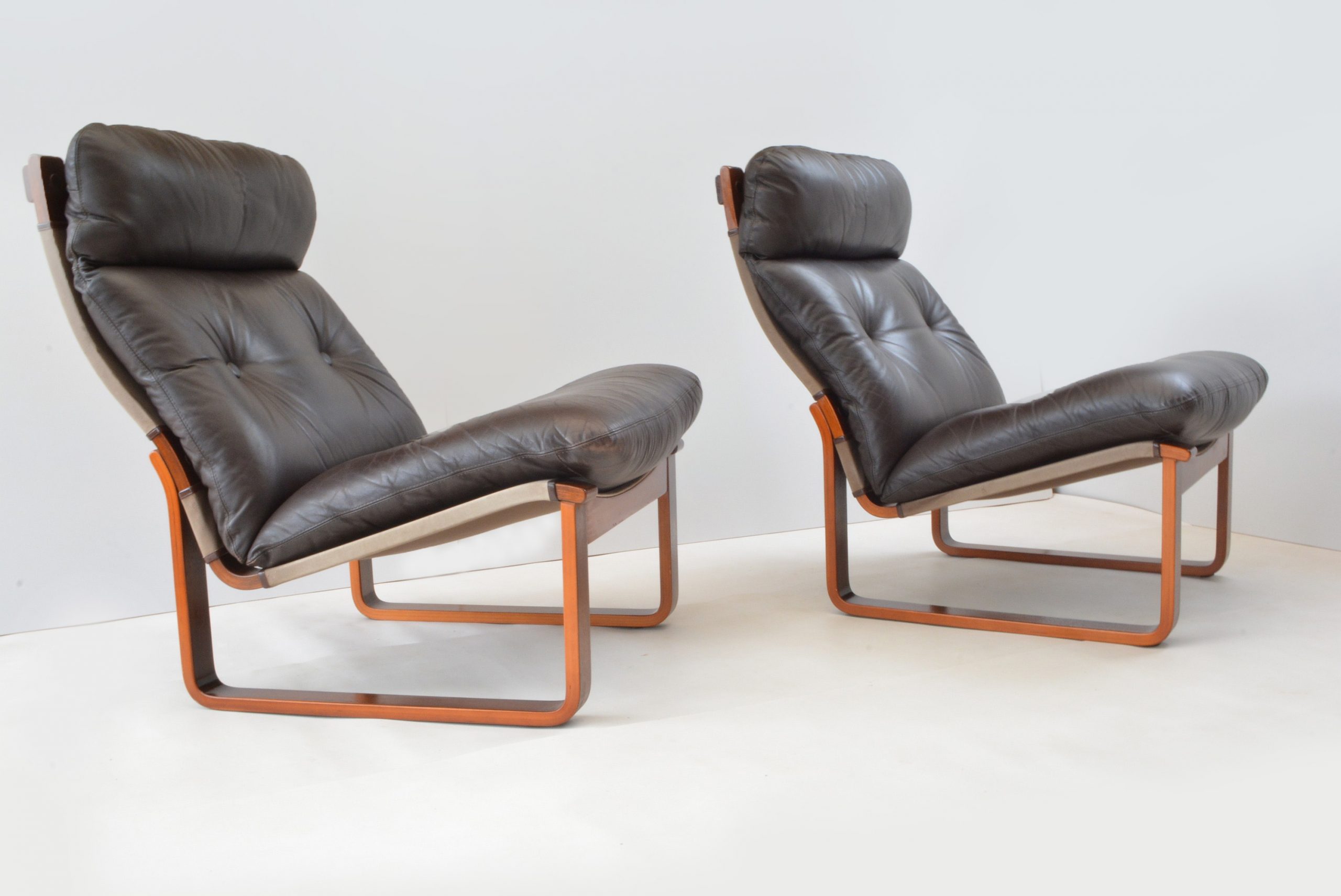 pair-tessa-t8-full-grain-leather-chairs-vintage-retro-danish-parker-lounge-suite-era (12)