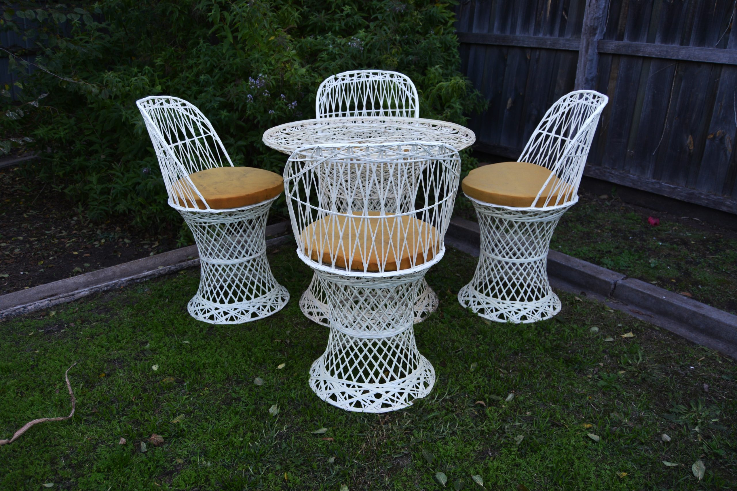 vintage-spun-fibreglass-outdoor-dining-suite-chairs-furniture-designer-russell-woodard (2)