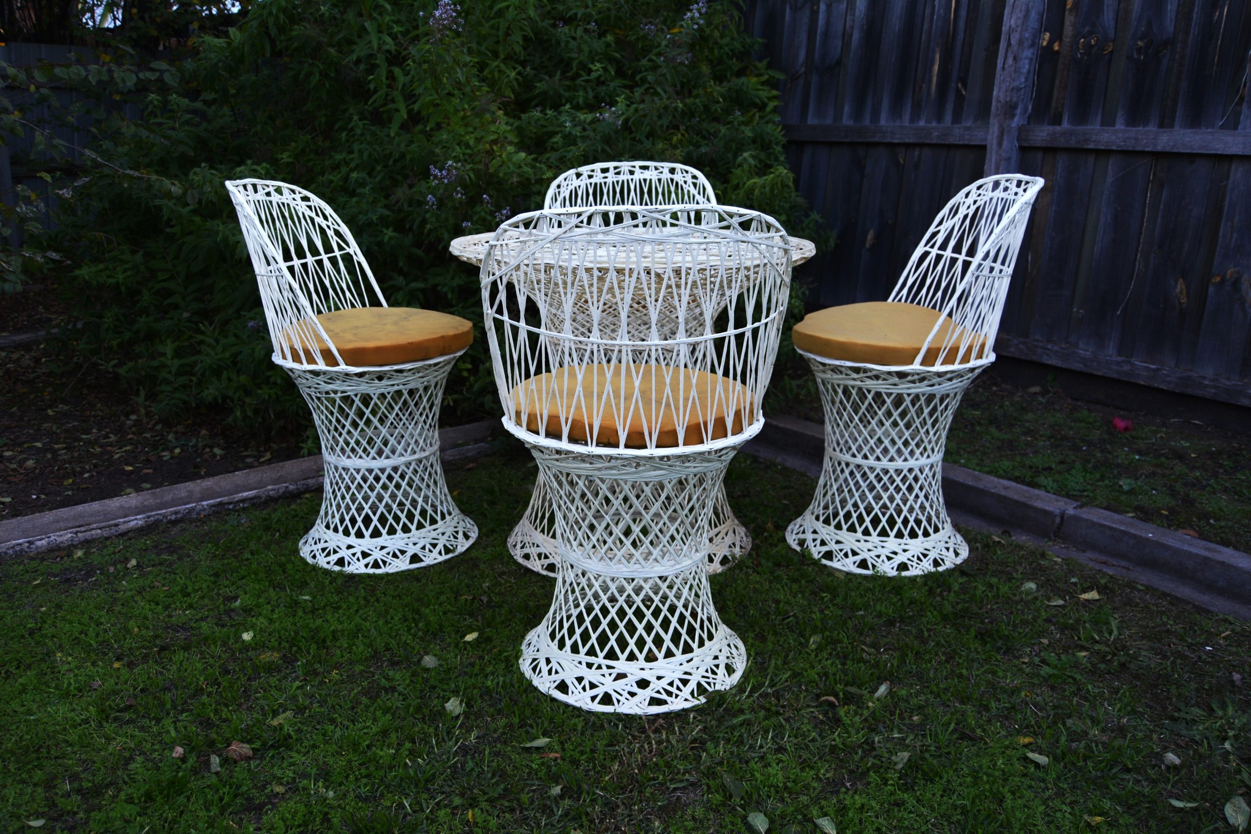 vintage-spun-fibreglass-outdoor-dining-suite-chairs-furniture-designer-russell-woodard (3)