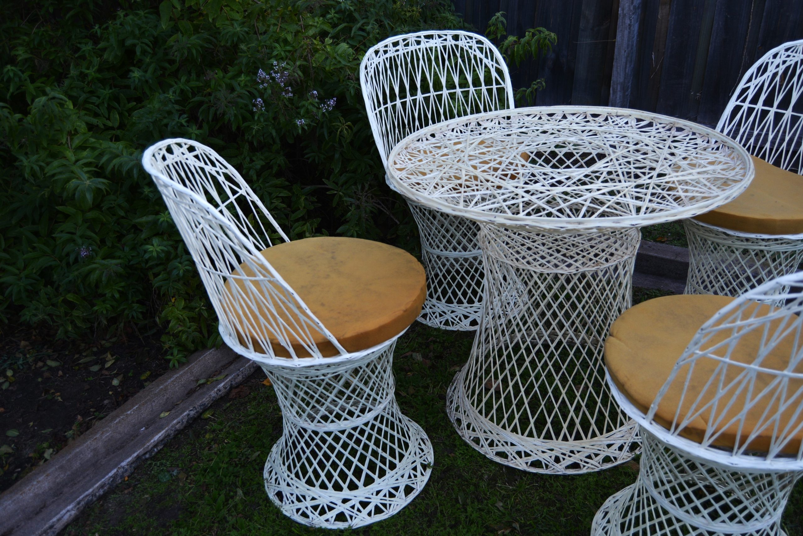 vintage-spun-fibreglass-outdoor-dining-suite-chairs-furniture-designer-russell-woodard (5)