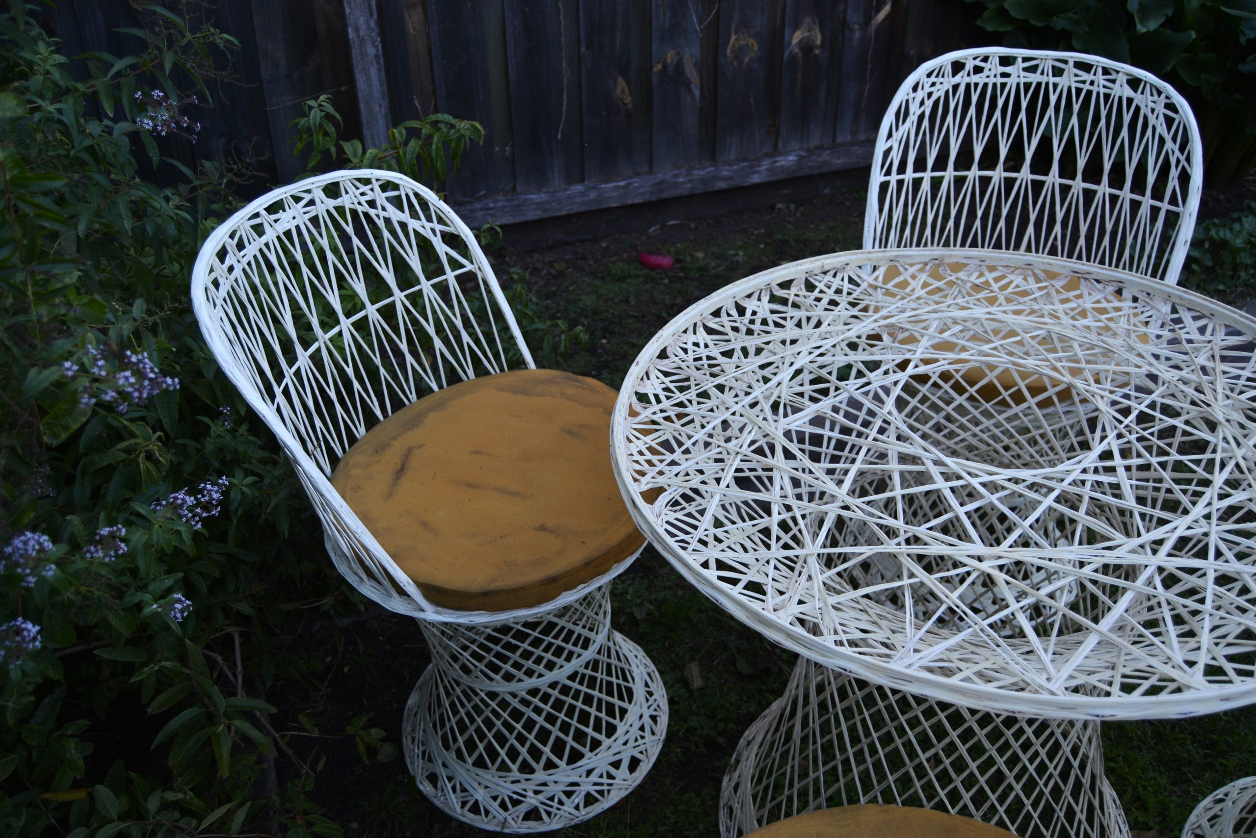 vintage-spun-fibreglass-outdoor-dining-suite-chairs-furniture-designer-russell-woodard (6)