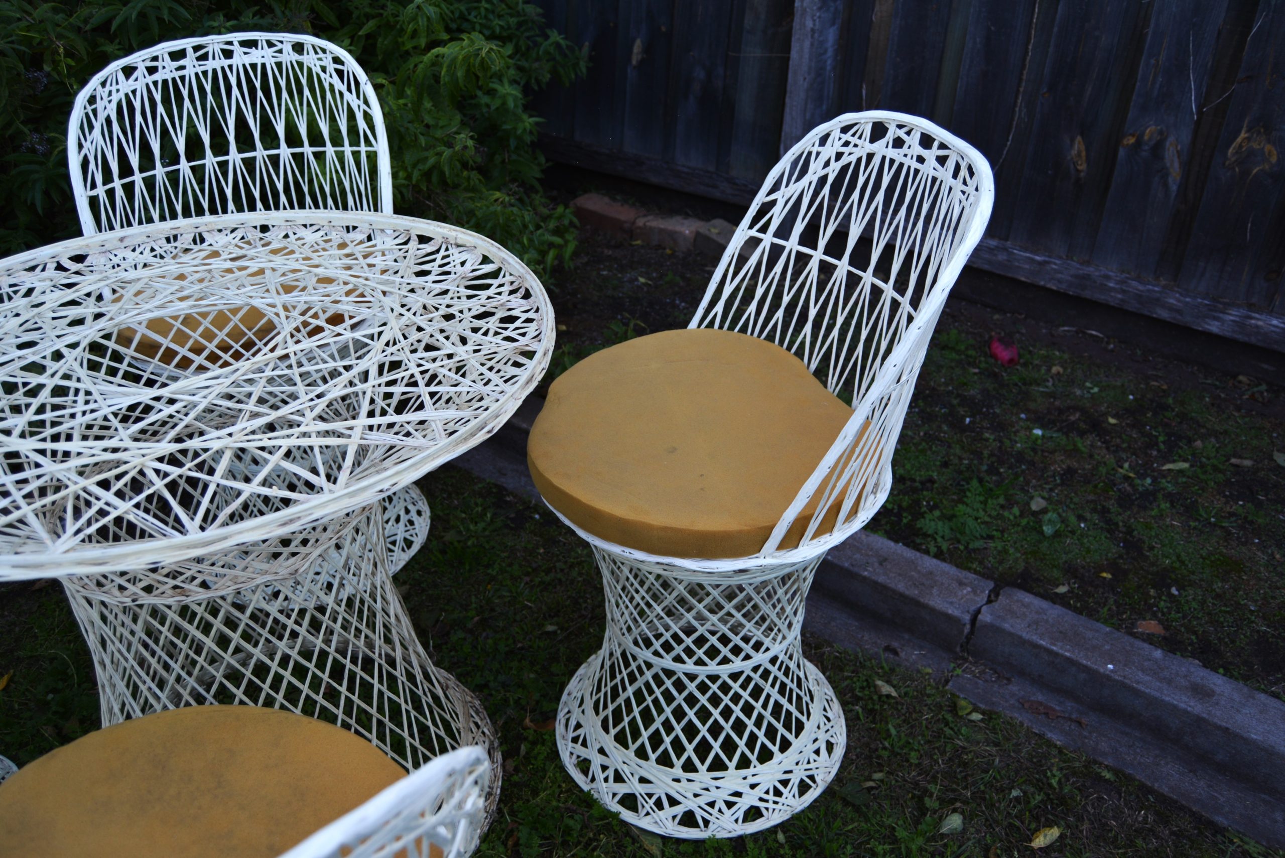 vintage-spun-fibreglass-outdoor-dining-suite-chairs-furniture-designer-russell-woodard (7)