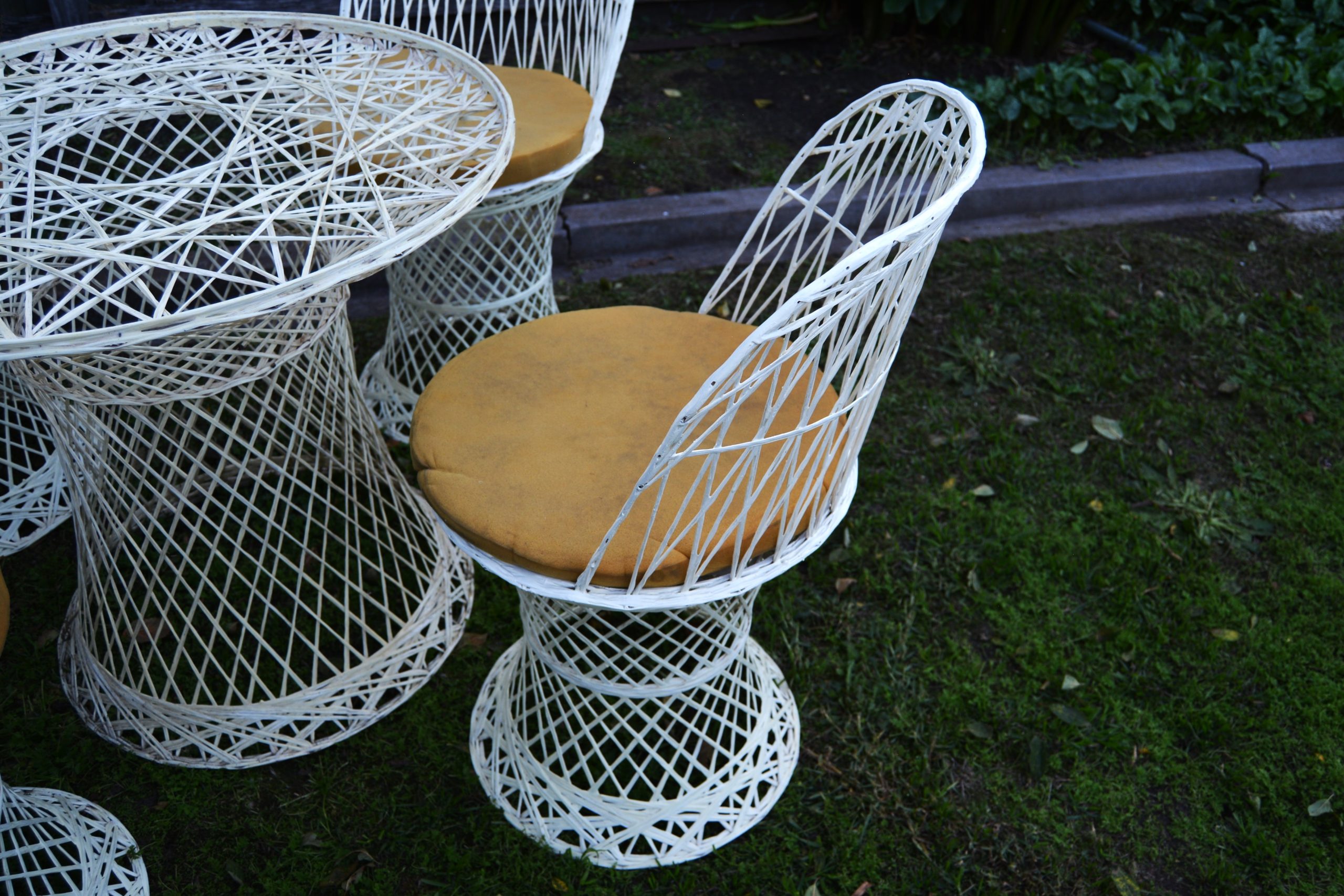 vintage-spun-fibreglass-outdoor-dining-suite-chairs-furniture-designer-russell-woodard (8)