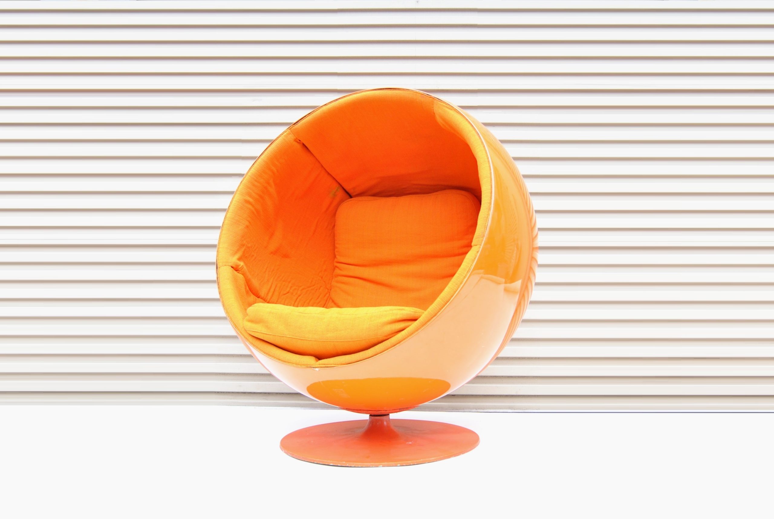 o ORIGINAL 1960s Eero Aarnio Ball Chair. ASKO LABEL. Authentic Designer Sofa. Arne Jacobsen era