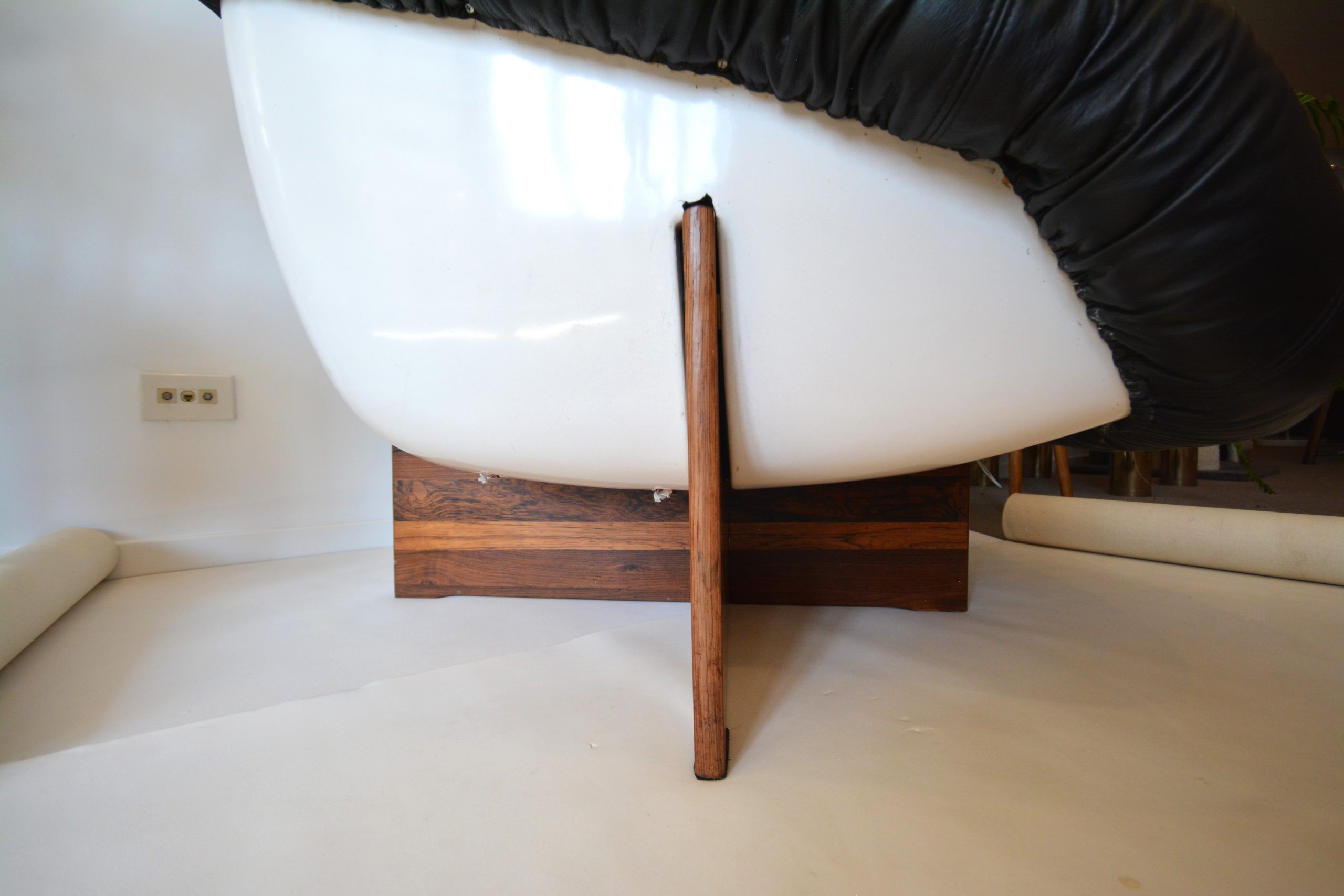 percival-lafer-fibreglass-and-rosewood-chair-vintage-leather-chair-mp-61-brazillian-designer-retro-armchair-danish-style (10)