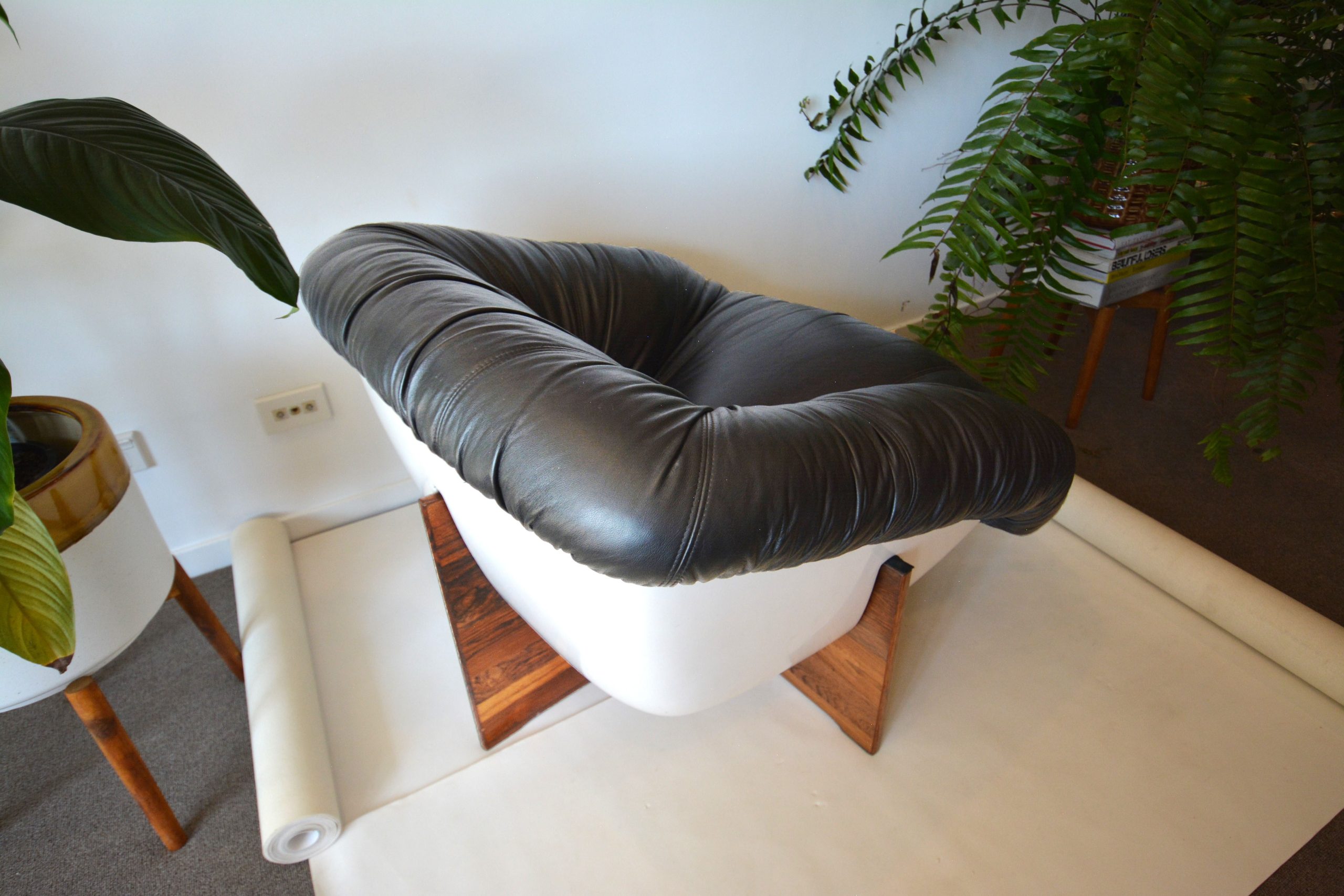 percival-lafer-fibreglass-and-rosewood-chair-vintage-leather-chair-mp-61-brazillian-designer-retro-armchair-danish-style (4)