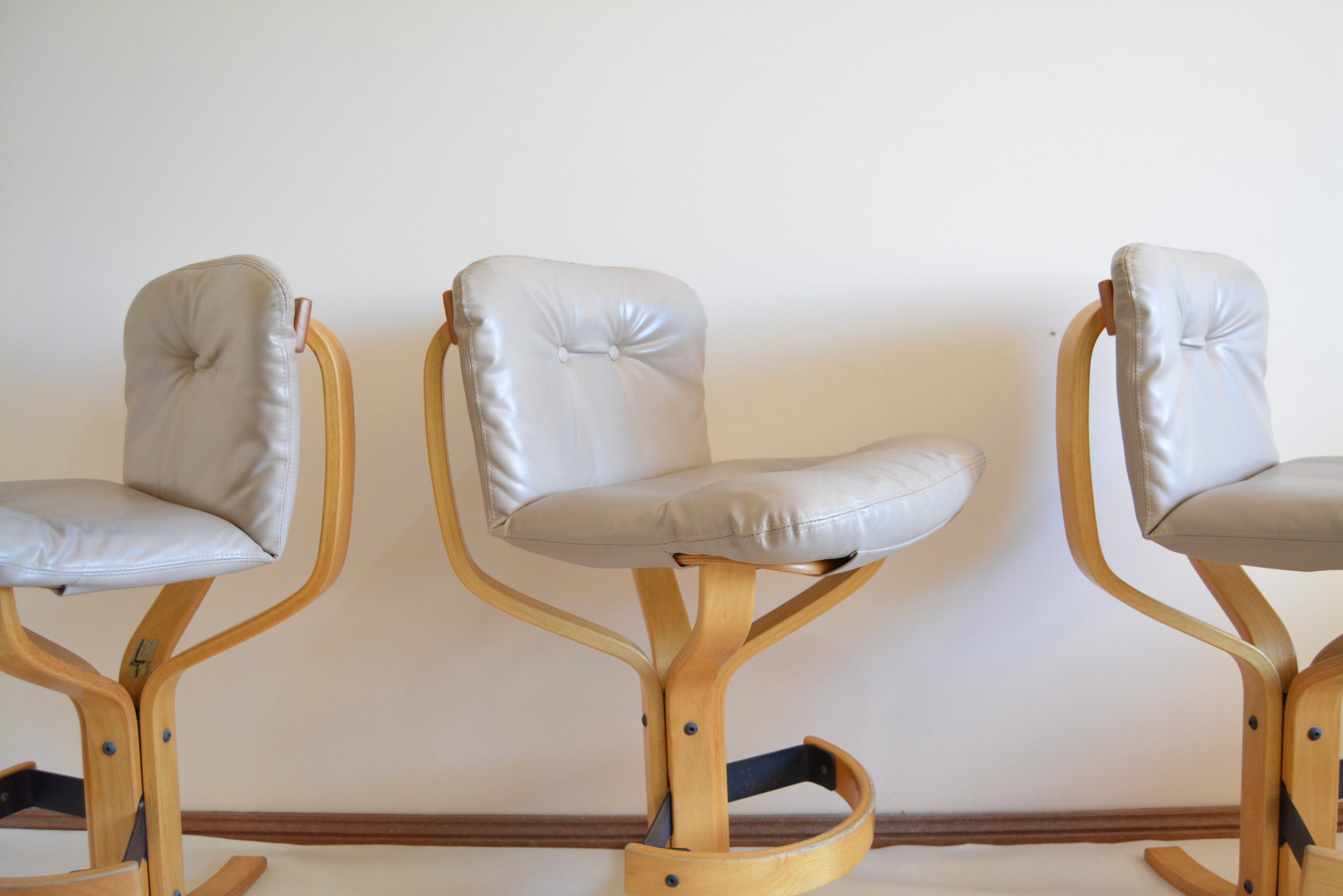 joe-rufenacht-tan-barstools-kitchen-counter-stools-mid-century-vintage-retro-designer-chairs-furniture-danish-era (12)
