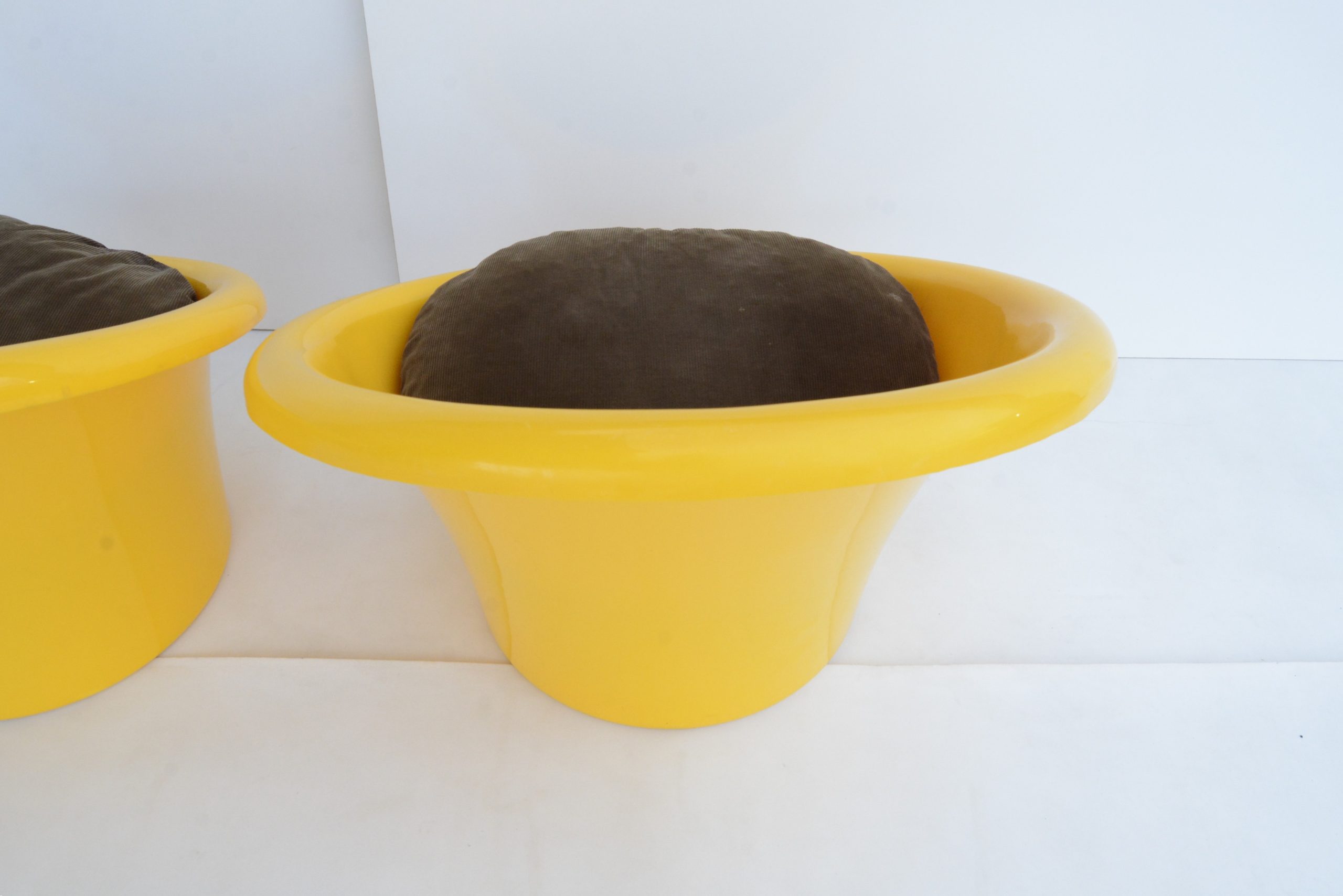 vintage-retro-plastic-designer-pod-chairs-kartell-space-furniture-era (12)