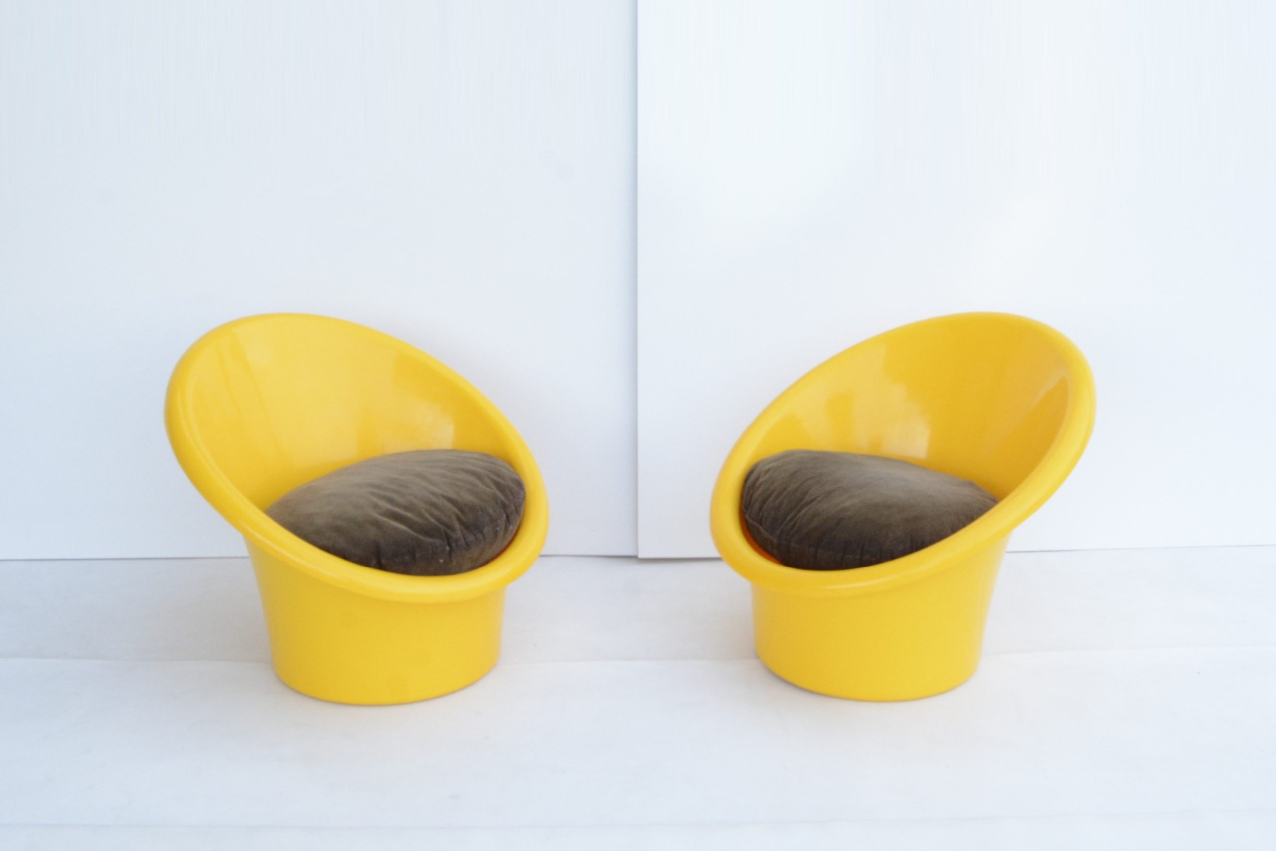 vintage-retro-plastic-designer-pod-chairs-kartell-space-furniture-era (15)