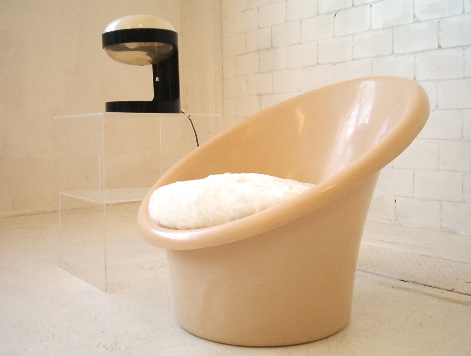 vintage-retro-plastic-designer-pod-chairs-kartell-space-furniture-era (21)