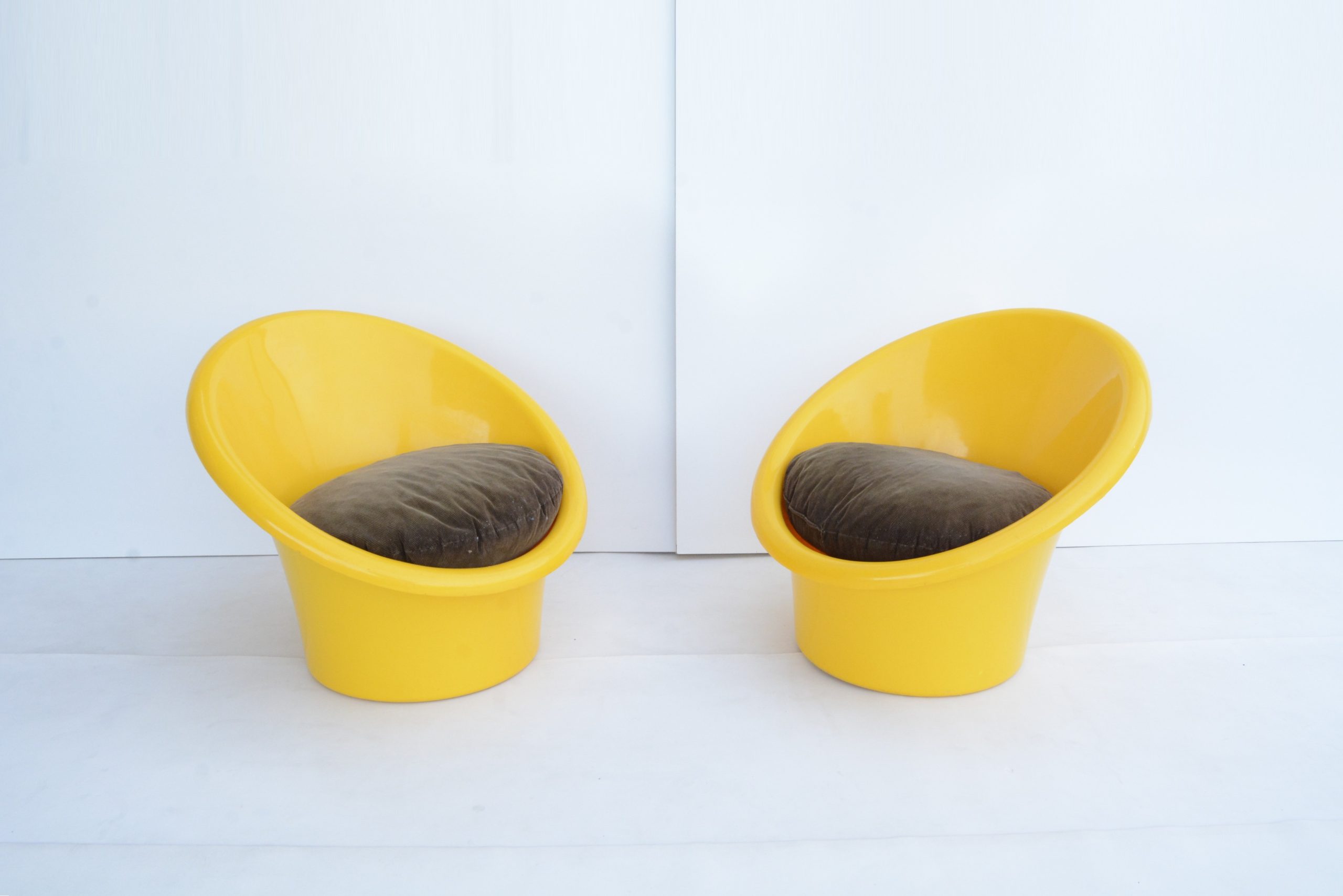 vintage-retro-plastic-designer-pod-chairs-kartell-space-furniture-era (6)