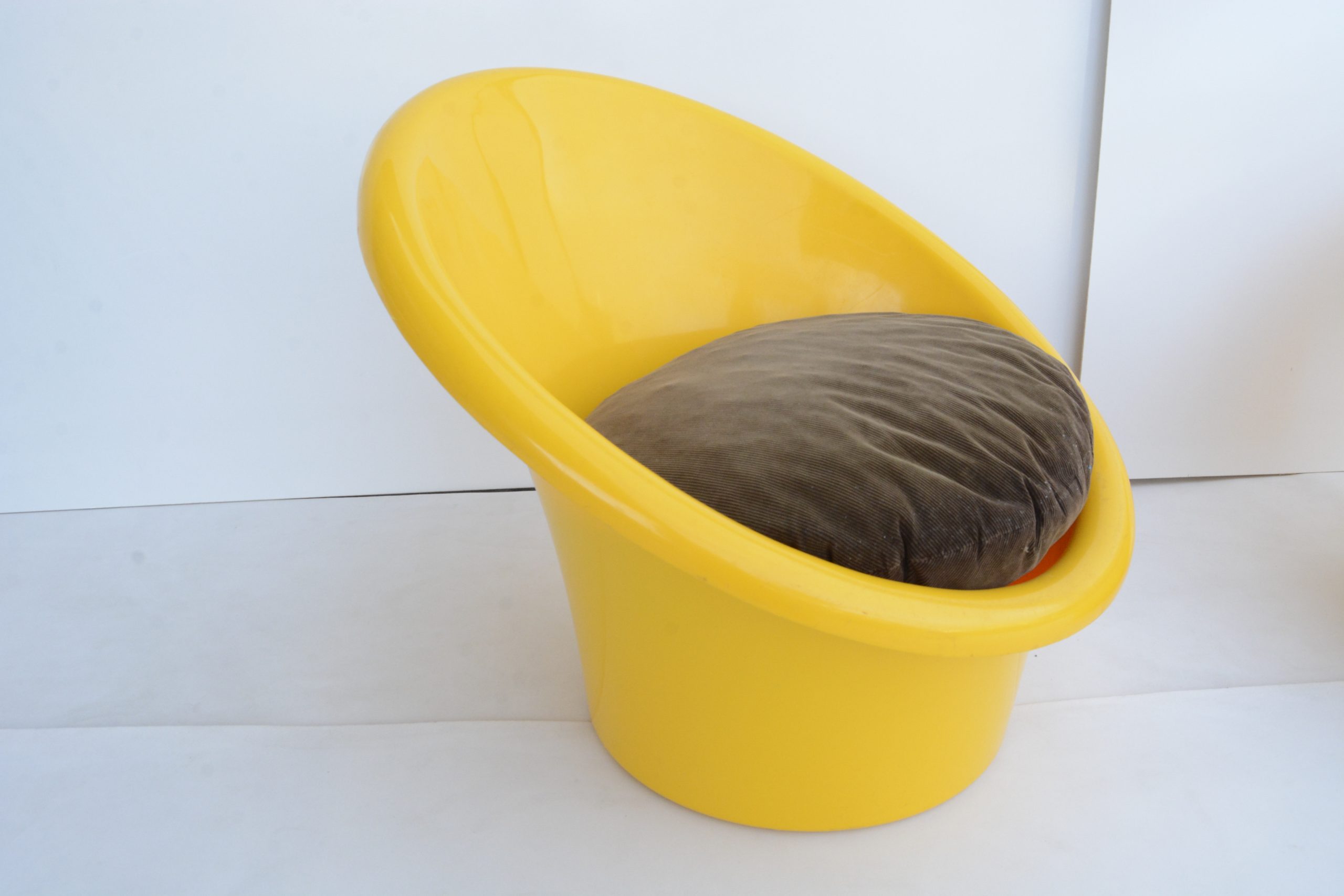 vintage-retro-plastic-designer-pod-chairs-kartell-space-furniture-era (7)