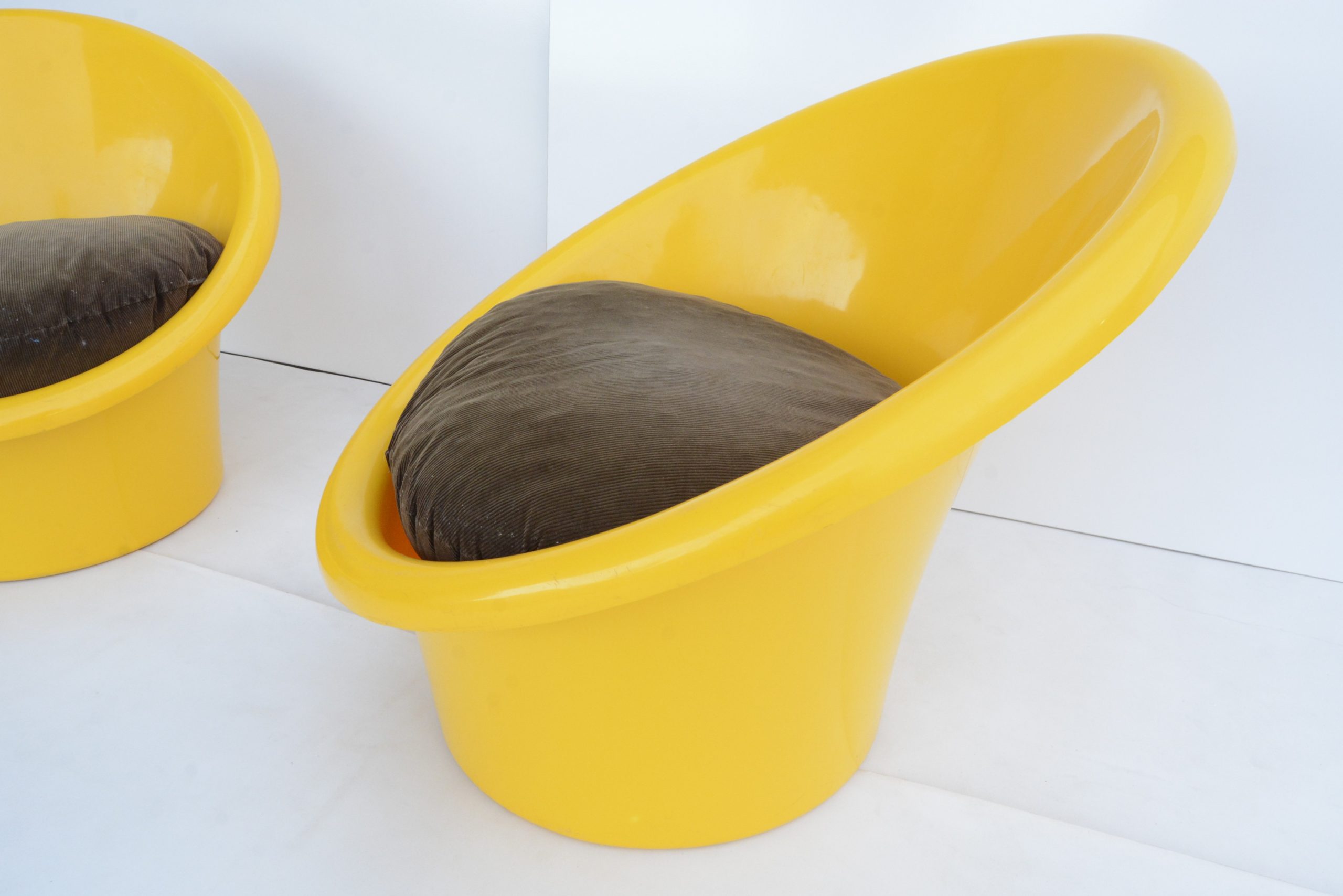 vintage-retro-plastic-designer-pod-chairs-kartell-space-furniture-era (8)