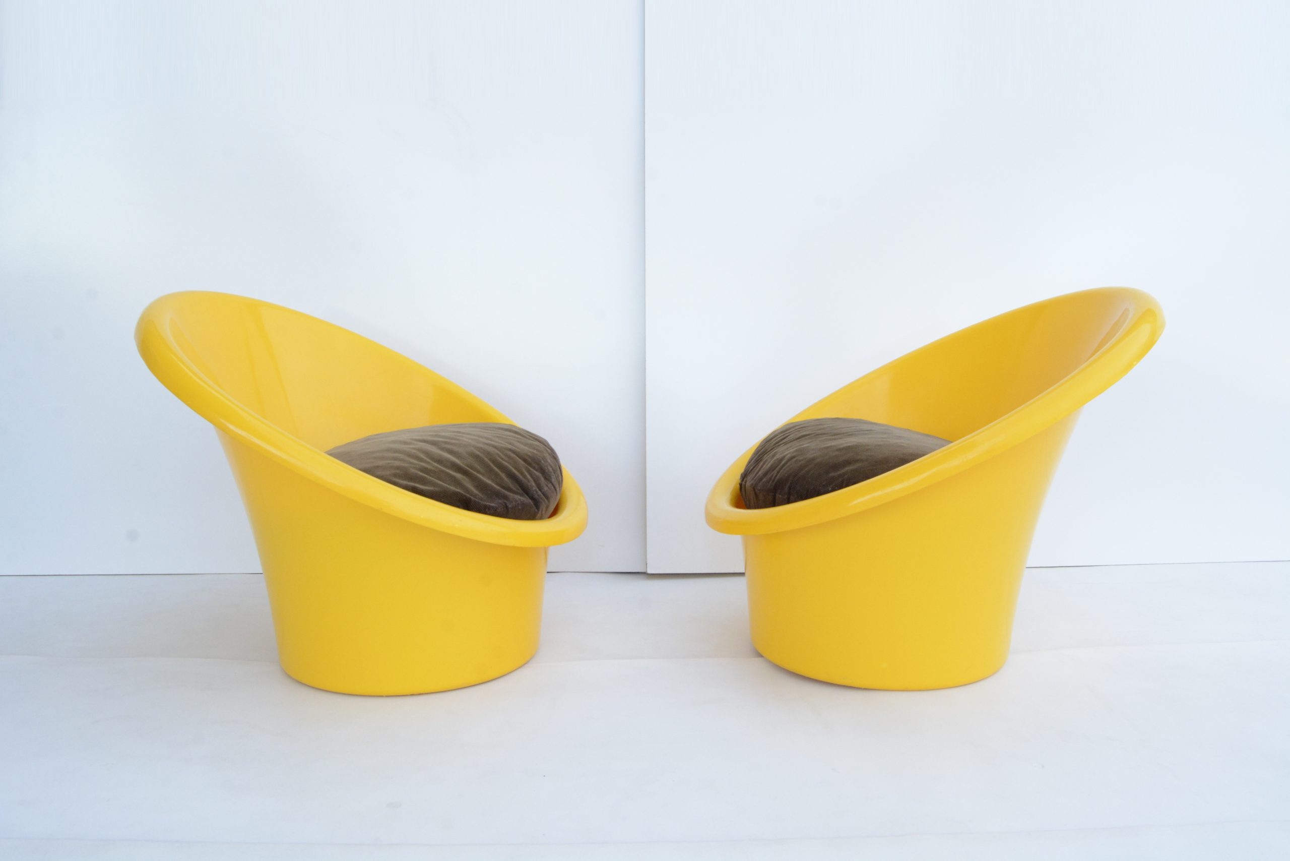 vintage-retro-plastic-designer-pod-chairs-kartell-space-furniture-era (9)