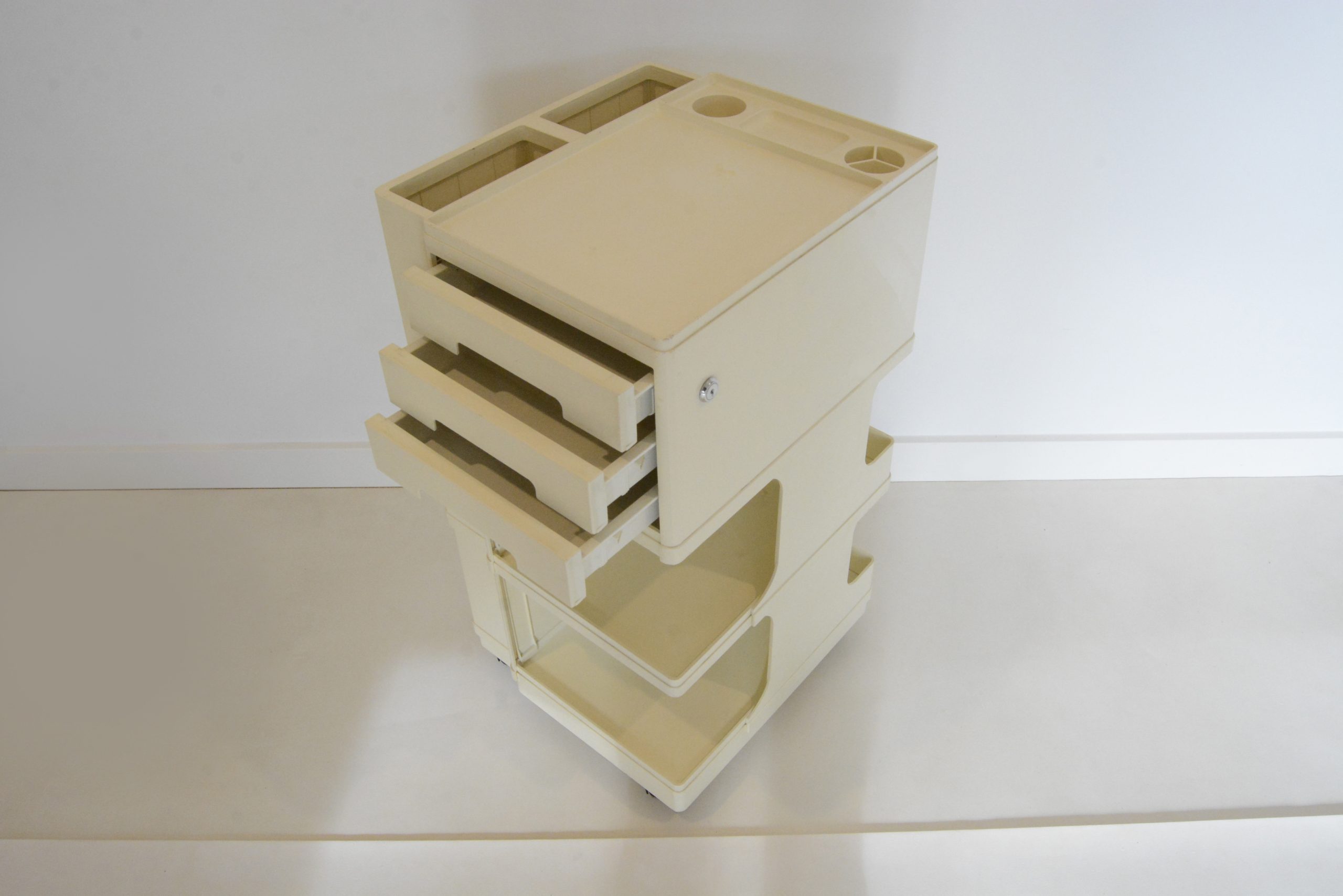 giovanni-pelis-stile-neolt-kartell-era-space-furniture-storage-trolley-drawers (5)