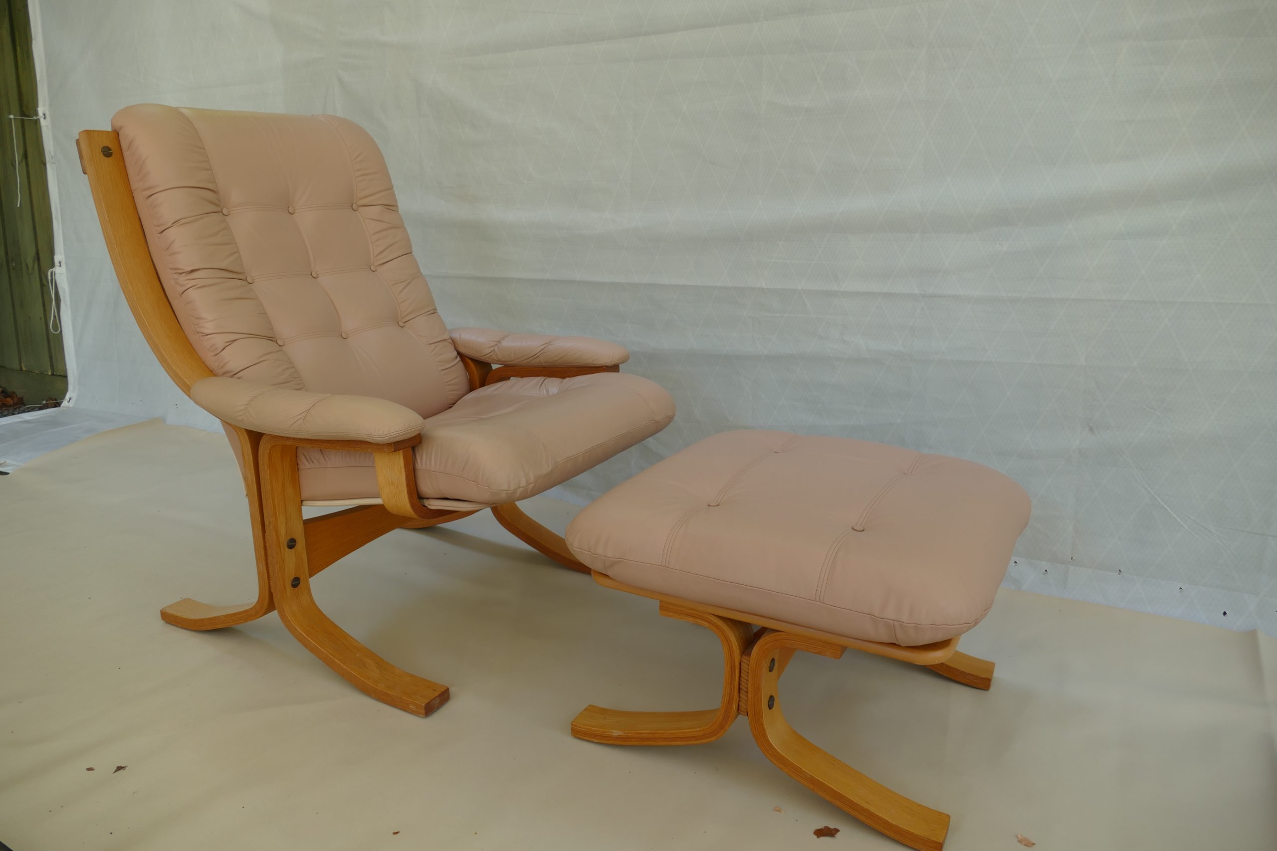 danish-deluxe-vintage-leather-lounge-chair-footstool-retro-westnofa-era (15)