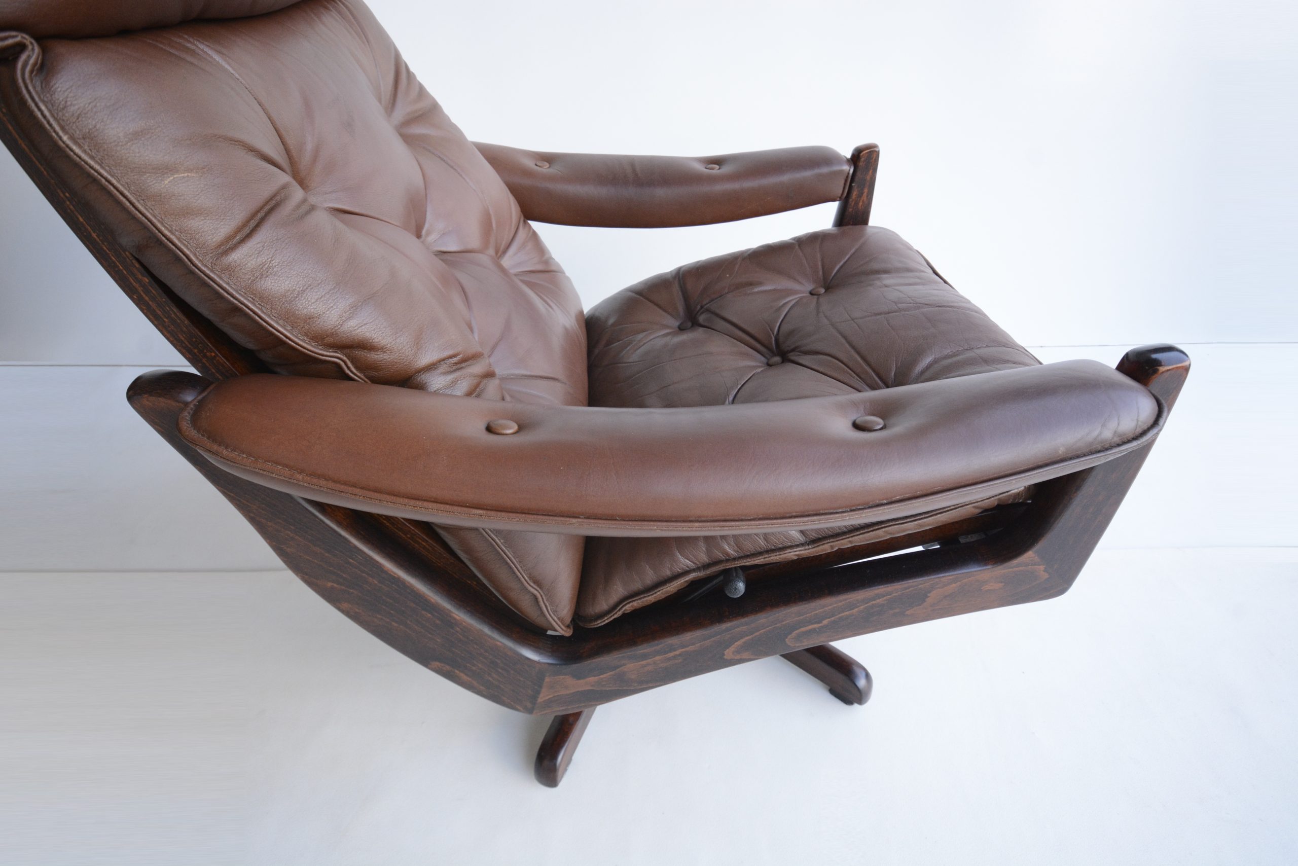 lied-mobler-soda-galvano-norway-swivel-recliner-chairs-vintage (11)