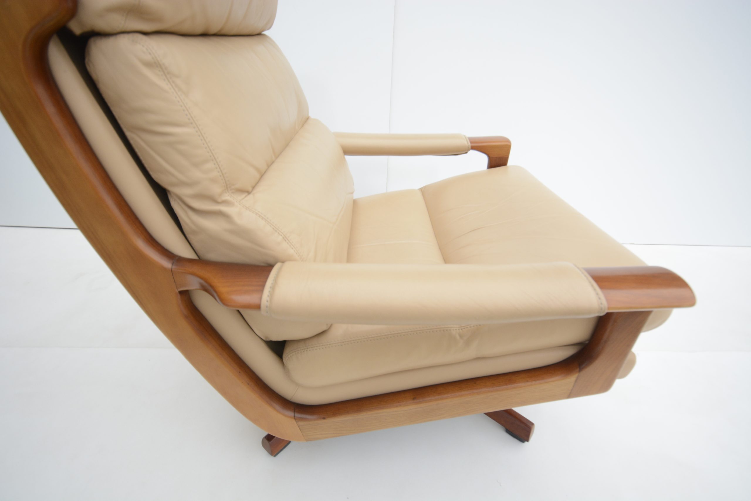 tessa-t21-delmont-pair-leather-swivel-chairs-footstool-vintage-ret (21)